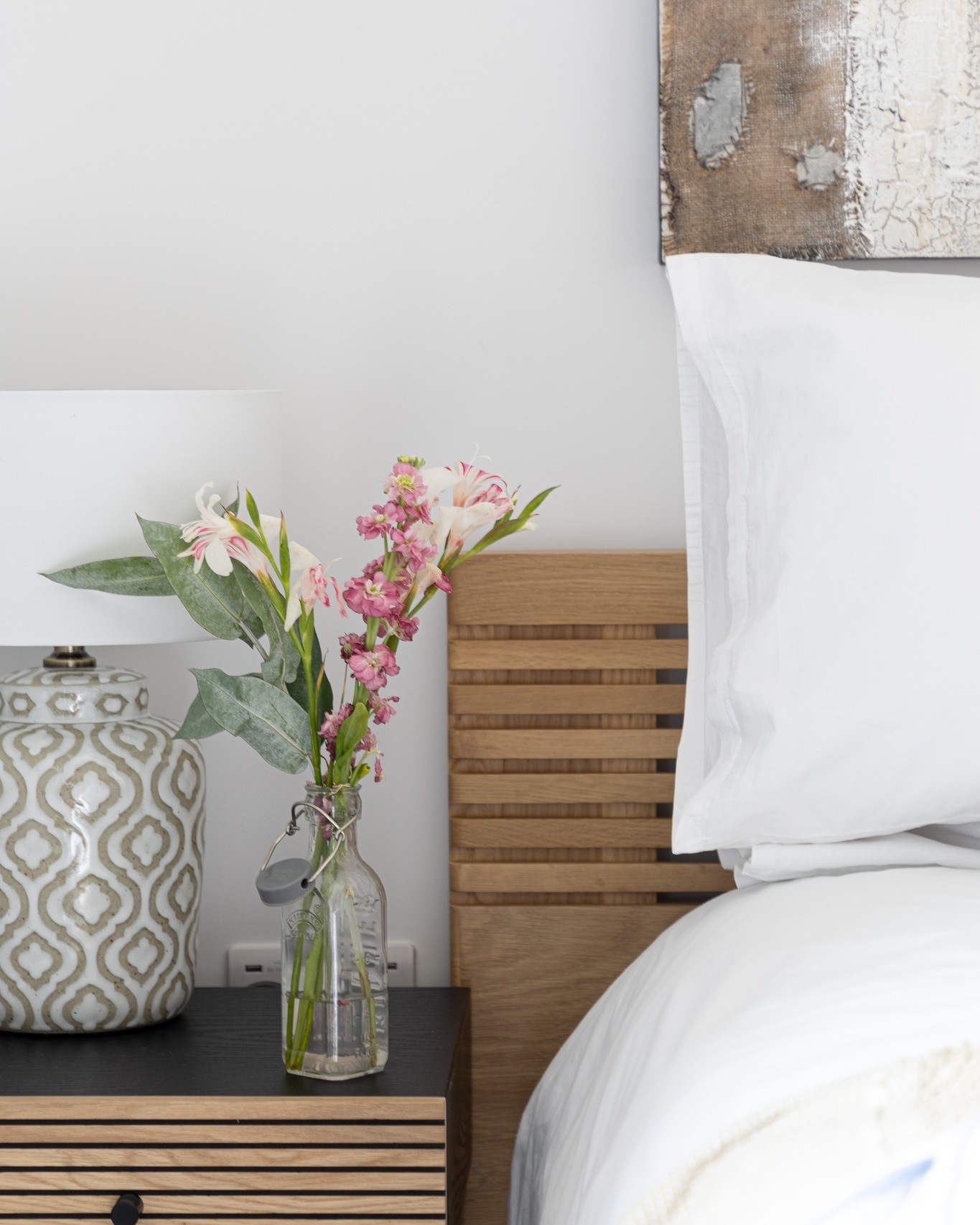 Calm corners inside No.6 ✨
Each of our luxury properties is uniquely designed, offering its own distinctive charm. Experience interiors that harmonise beautifully with the natural seaside surroundings.
#Willingcott #EscapeToTheCoast #DevonEscape #FamilyGetaway #UnwindInStyle #WoolacombeAdventures #LongWeekendRetreat