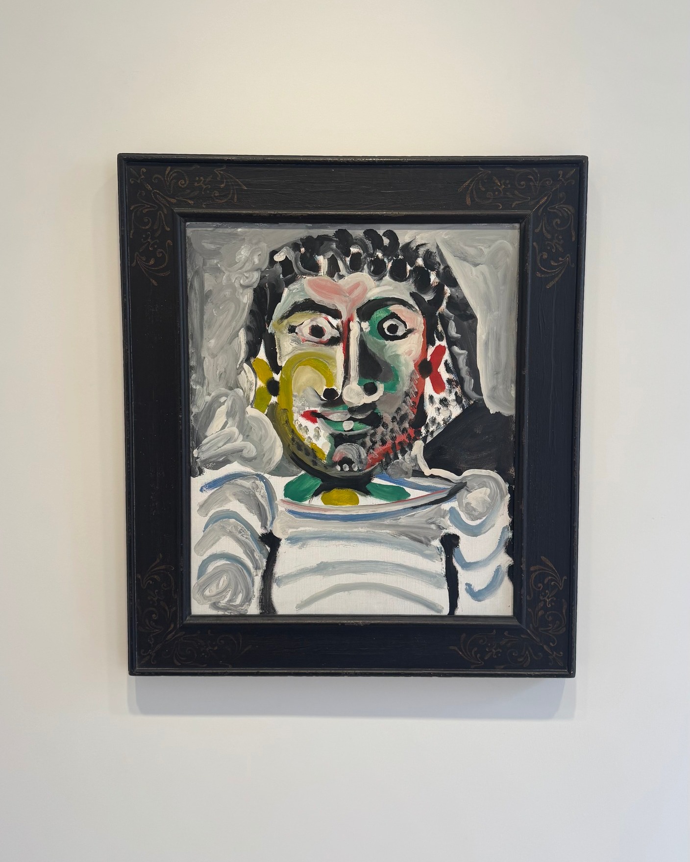 Since 13 February 2025, Skarstedt’s Parisian gallery has been presenting a series of self-portraits by some of the greatest artists of the 20th and 21st centuries. These works invite viewers to explore the fluid terrain of representation.
The exhibition opens with a cardboard portrait of David Hammons made with an imprint of his face in grease, the materiality of which is reminiscent of the artist’s iconic tyre sculptures. On the first floor, Martin Kippenberger's first self-portrait takes on the Creation of Adam, with Kippenberger's art dealer in lieu of God. Here, the artist's identity is a performative construction modulated by the art market. Not far, portraying himself in a jester's hat, Eric Fischl also underlines the absurdity inherent in the artist's role—exposing himself to an audience. In an adjacent room, Francis Bacon depicts himself in a more serious manner : wrinkles and bruises dot a face traumatised by life. Next to it, Frank Auerbach's self-portrait is also marked by the passage of time.
Further down, a beautiful late self-portrait as a faun by Picasso, eyes wide open, await us. Juan Gris's rare cubist, fractured portrait, evokes the multiplicity of the self. A few of the pieces on display are quite rare: Dubuffet's self-portrait, for instance, is one of only six ever made by the artist. Close by hangs a rare double-artwork by André Masson: ‘Le Voyant’ is a surrealist synthesis evoking the spiritual nature of identity, and ‘Ville Crânienne’ can be found on the back of the same work.
In the penultimate room, two photographs face each other: Robert Mapplethorpe's self-portrait, reflecting his commitment to themes of gender expression, and Cindy Sherman—in a work from an early series. Using costumes and cinematic mise-en-scene, both artists play with the archetypes demanded by society to paradoxically assert the fluidity. Same thing with Basquiat's self-portrait in the next room: in a pared-down drawing, the artist refuses to depict his true face, in favour of a masked figure. Next to it, Georg Baselitz inverts his deliberately flayed body, reflecting his psychological disorientation.
@skarstedtgallery @maria.cifuentes.mc #contemporaryart