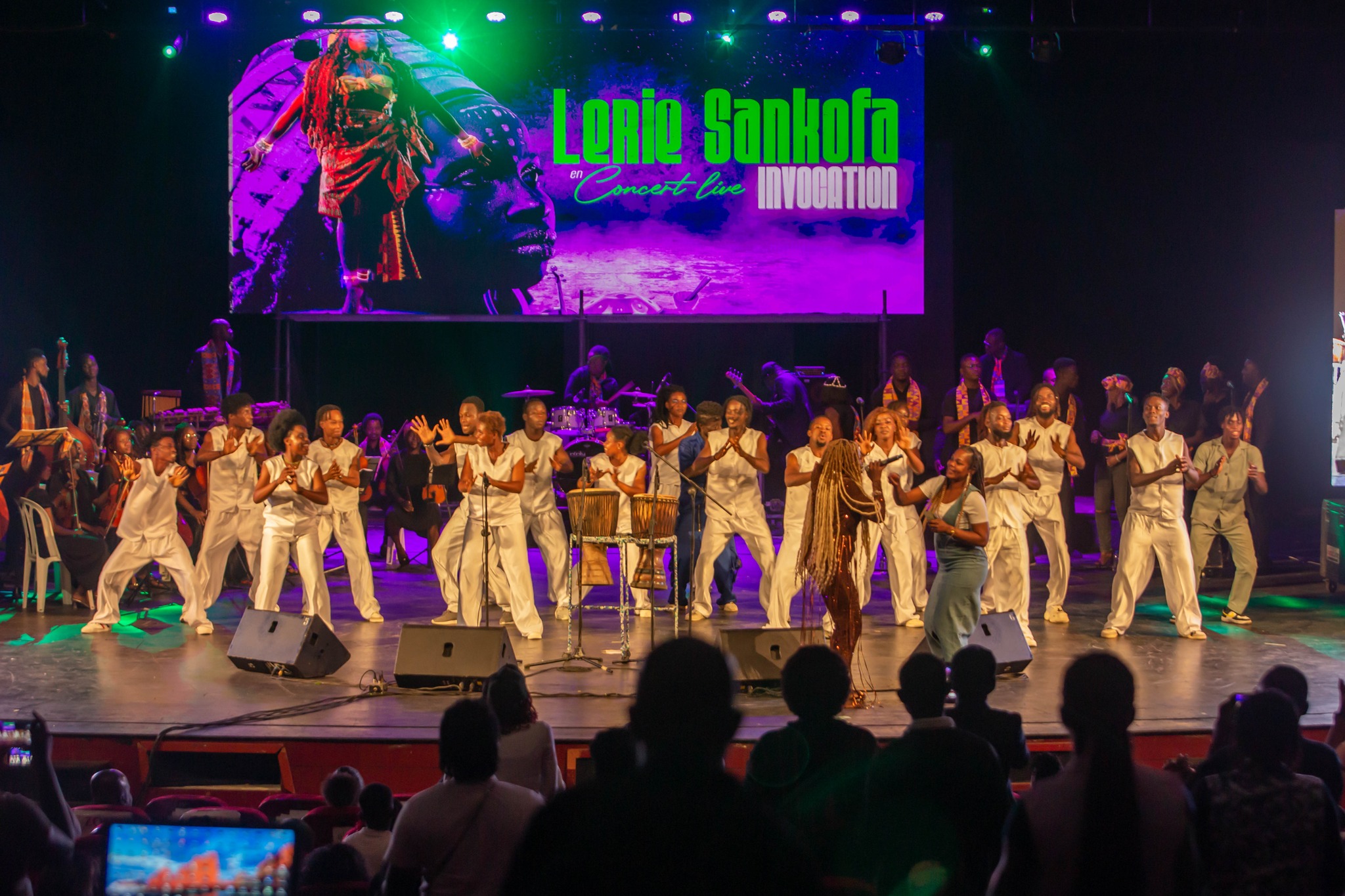 Le concert de **Lérie Sankofa** au Palais de la Culture restera gravé dans les mémoires, non seulement grâce à vous, notre public extraordinaire, mais aussi grâce au soutien indéfectible de prestigieuses institutions.
Nous adressons nos sincères remerciements à :
🌟 Madame la Professeure Henriette Dagri Diabaté, Grande Chancelière de l’Ordre National, pour avoir honoré cet événement par sa co-présidence, symbole de son engagement pour la promotion de notre culture.
🌟 Madame Françoise Remarck, Ministre de la Culture et de la Francophonie, co-présidente de ce concert exceptionnel, pour son soutien précieux et sa vision éclairée en faveur de l’art et des artistes ivoiriens.
🌟 Docteure Raymonde Goudou Coffie, Ministre Gouverneur du District Autonome des Lacs, notre marraine, pour son parrainage bienveillant et son encouragement à faire rayonner la culture ivoirienne.
Votre présence et vos appuis ont été des piliers majeurs pour la réussite de cet événement. Ce concert n’aurait pas connu ce succès sans vos contributions et votre engagement à valoriser notre patrimoine musical.
À travers cette soirée, nous avons célébré l’unité, la diversité, et la richesse de notre culture. Ensemble, continuons à porter haut les couleurs de notre chère Côte d’Ivoire !
Avec toute notre gratitude,
Lérie Sankofa
#Merci #ConcertDeLérie #CôteDIvoireCulture #FiertéNationale #Soutien #invocation