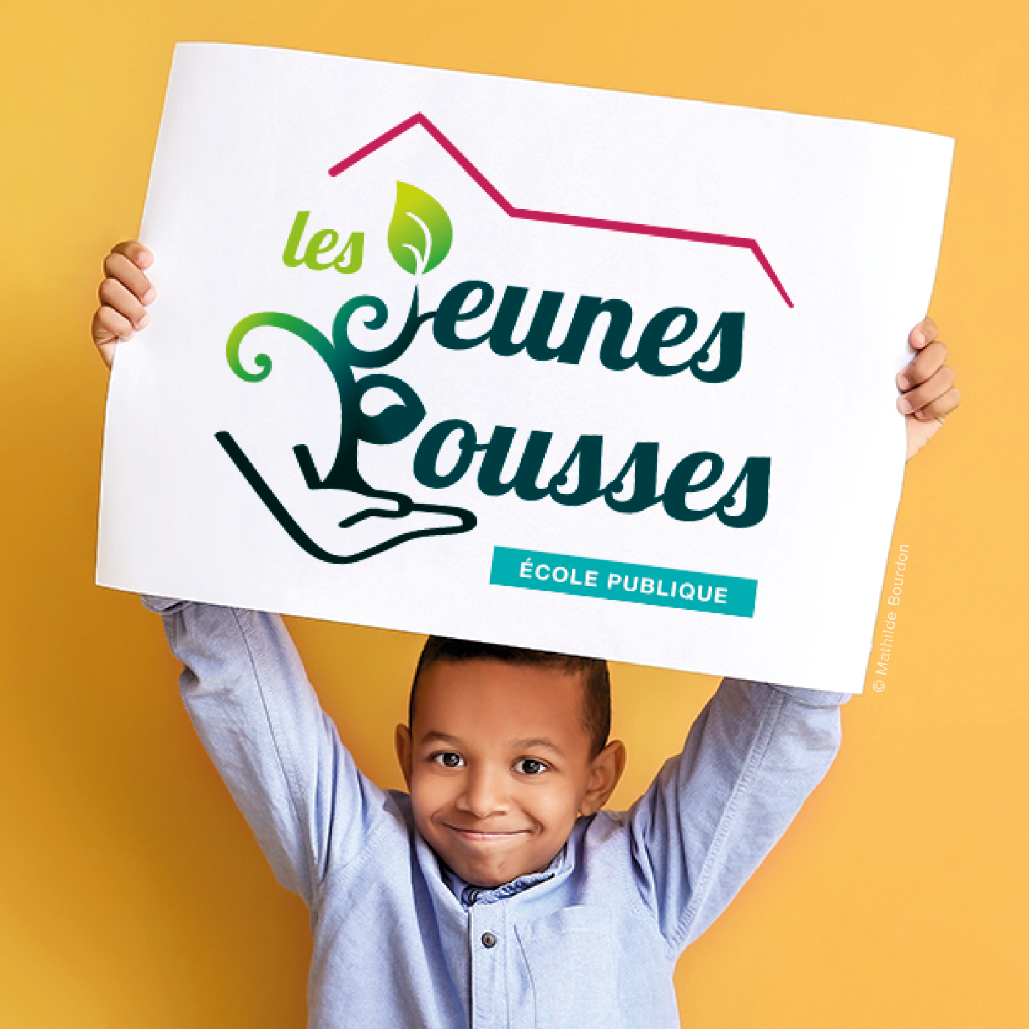 *IDENTITE VISUELLE*
Qui dit rentrée, dit école !
Et on commence ce mois de septembre avec la création du logo de l'école publique de la commune de Saint-Didier (35) 🎉
En réalité, l'école existait depuis longtemps mais elle n'avait encore jamais eu de petit nom à elle, donc aucune réelle identité visuelle 😟. Il était temps de remédier à ça !
C'est ainsi qu'il y a quelques mois, après plusieurs propositions, un nom (que je trouve personnellement très poétique) a été retenu :
🌱 Les Jeunes Pousses
Une identité fraîche, promesse d'avenir et attendrissante qui m'a tout de suite inspirée. Je vous laisse découvrir le brief et l'histoire qui se cache derrière le logo que j'ai dessiné pour cette belle école, labellisée E3D. 🎨 📖
La version principale du logo, qui se décline également en version circulaire, habille désormais la façade de l'établissement en lettres Dibond, sur près de 3m de long ! Merci à @idpub35 pour la fabrication et la pose.
N'hésitez pas à me dire ce que vous en pensez !
---------
🌸 Conceptrice graphique et littéraire, j'aide mes clients à transmettre leurs messages au monde. Du visuel au rédactionnel et de la conception à la réalisation, je donne vie à leur univers en un coup de crayon.
www.mathildebourdon.fr
#créationgraphique #conceptionlogo #identitévisuelle #graphistebretagne #ecolepublique #signalétique #enseigne #instagraphic #instaart #communicationvisuelle #conceptiongraphique #Vitré #illeetvilaine #châteaubourg #saintdidier35 #rennes