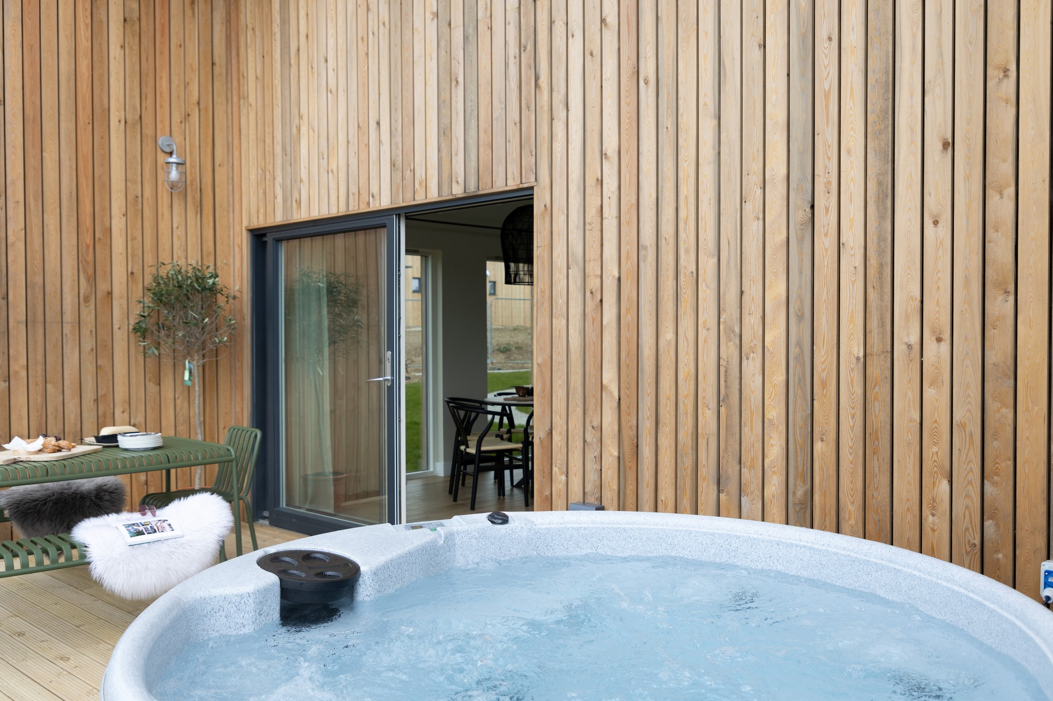 As the weather turns colder, there's nothing better than a cosy retreat where you can unwind and recharge. At Willingcott, our luxurious living spaces provide the perfect setting, complete with your own private hot tub for a soothing soak under the stars. It's the ultimate way to relax and embrace the season in total comfort.
🔗Book today, link in bio.
#EscapeToTheCoast #UnforgettableMoments #LuxuryLiving #CoastalRetreat #LuxuryEscapes #DevonEscape #EcoDestination #UnwindInStyle #CoastalGetaways #EcoLuxuryLiving