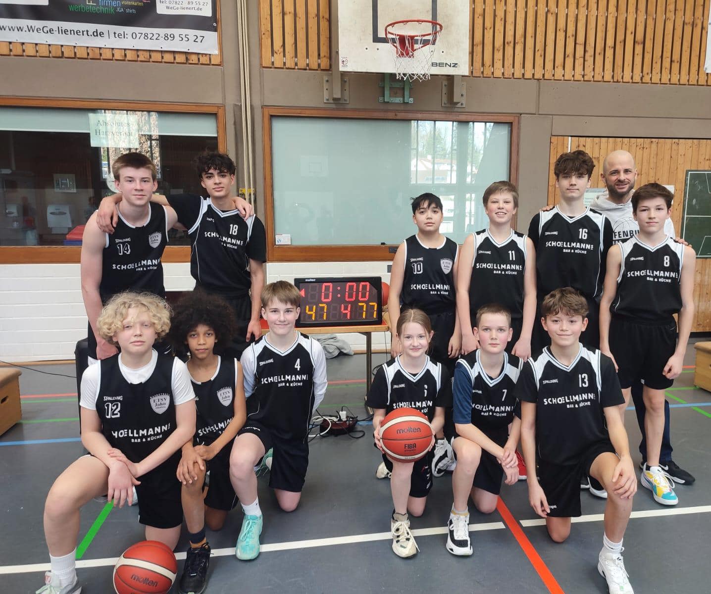 Und wieder zog Ettenheim den Kürzeren!
Beim Liga-Auswärtsspiel in Ettenheim am Sonntag startete die Offenburger u14 des ETSV die Siegesserie aller aktiven Teams an diesem Tag, u18, u16, Herren 1! Nach einem bis zur Halbzeit ausgeglichenen Spiel, konnte die U14 des ETSV in der zweiten Halbzeit mal wieder einen Gang zulegen und dank dem starken Einsatz aller 12 aktiven Spieler einen 30 Punkte-Vorsprung herausspielen.
Zur Freude des Offenburger Trainers waren es aber nicht nur die Starter, die ablieferten.
Auch die jüngeren Spieler/innen im Team spielten sehr gute Defense und kamen zu ihren Punkten!
Endstand 47:77!!!
Das Team v.l.n.r. Finn Schöllmann(14), Eric Sapun(4), Nelio Luis(2), Moritz Riehle(18), Tyler Merklinger(15), Phieby Merklinger, Melih Gazoz, Arthur Martinet(4), Finn Richter(2), Davin Tibroni, Samuel Maier(16), Matti Wertz(2).