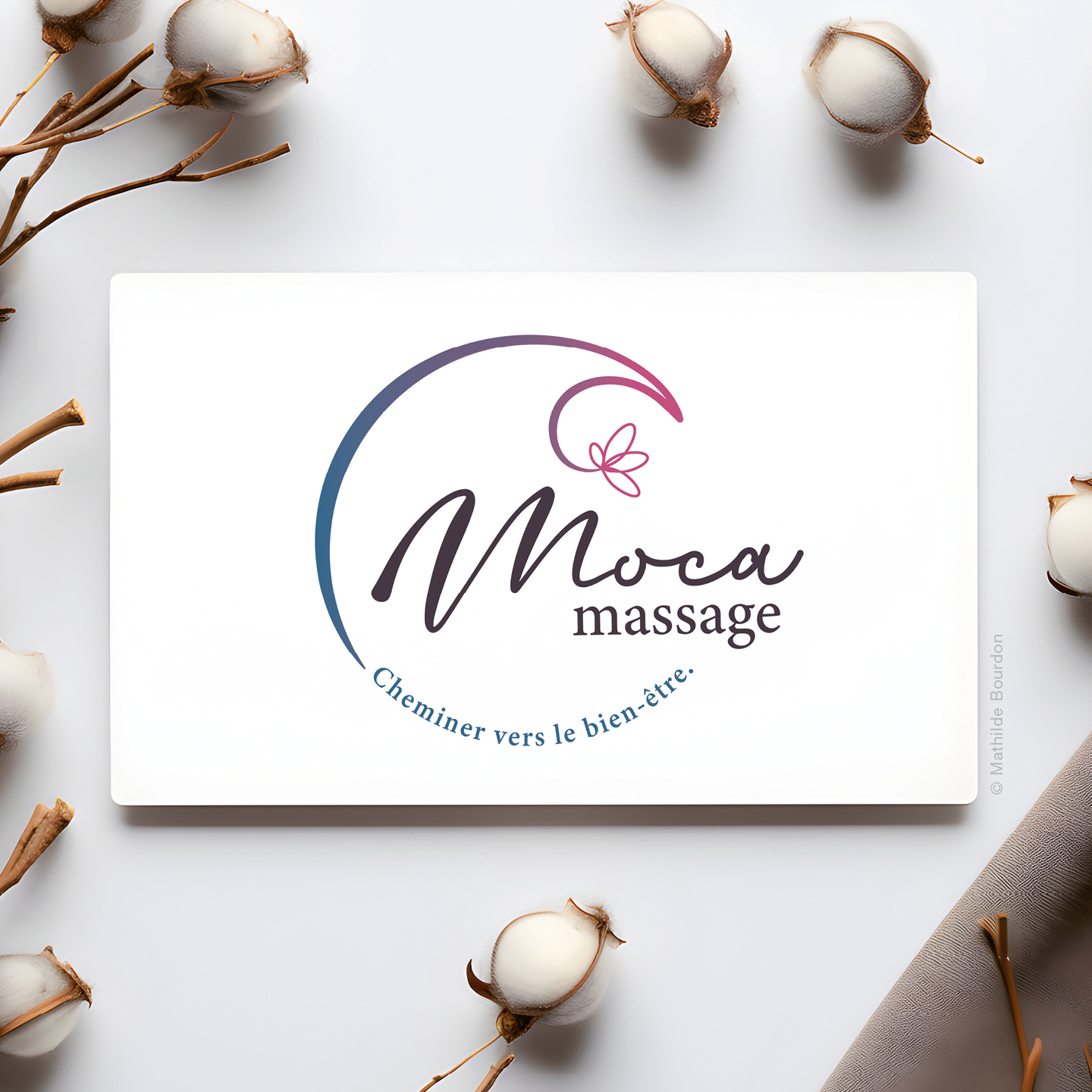 * IDENTITE VISUELLE *
Un grand merci à la fabuleuse Camille (@mocamassages) de m'avoir fait confiance pour la conception de son identité visuelle.
Notre rencontre en formation d'art-thérapie (car je suis aussi art-thérapeute !) n'était sûrement pas un hasard. Au contact de ses mains, lors d'un exercice théâtral, j'ai compris qu'elle n'était pas comme les autres.
Camille ressent, anime et libère ce qui entre en contact avec elle. Il n'est donc pas étonnant qu'elle se soit installée en tant que praticienne en Massage Sensitif® de bien-être.
Pour son logo, elle avait déjà une petite idée de ce qu'elle souhaitait. Détails, couleurs, elle y avait réfléchi et tout avait du sens. Elle m'avait même fourni un croquis !
Dans ce projet, je me suis nourrie de sa créativité, sa sensibilité et son activité pour lui créer un logo professionnel, à son image. Nous avons ensuite pu concevoir des cartes de visite adaptées à ses clients (structures, particuliers, enfants, salariés...)
Et maintenant qu'elle exerce en cabinet, elle dispose d'une plaque extérieure qui révèle au premier coup d'oeil son identité !
Découvrez les bienfaits de ses prestations du côté de @villedecavaillon (84) : www.mocamassage.fr
---------
🌸 Conceptrice graphique et littéraire, j'aide mes clients à transmettre leurs messages au monde. Du visuel au rédactionnel et de la conception à la réalisation, je donne vie à leur univers en un coup de crayon.
www.mathildebourdon.fr
#cartedevisite #graphistefreelancefrance #graphisteillustratrice #identitevisuelle #logotype #logodesigns #designgraphic #instagraphicdesign #logoelegant #massagesensitif #massage #logoprofessionals #mathildebourdon #crayondebourdon #conceptiongraphique #typographie #vague #fleurrose #mocamassage #instabienetre #mockuplogo #logoinspiration #logodesigner #créationgraphique #graphistebretagne #graphistefrance