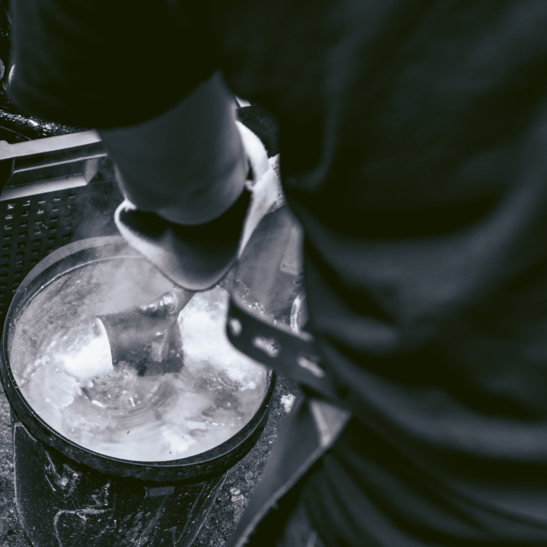 Le cylindre est plongé dans l'eau, le choc thermique dissout le plâtre et les pièces peuvent être récupérées.
📷@dedeur_production
#finistere #bretagne #madeinfrance #quimper #atelier #silver #fusion #fonderie