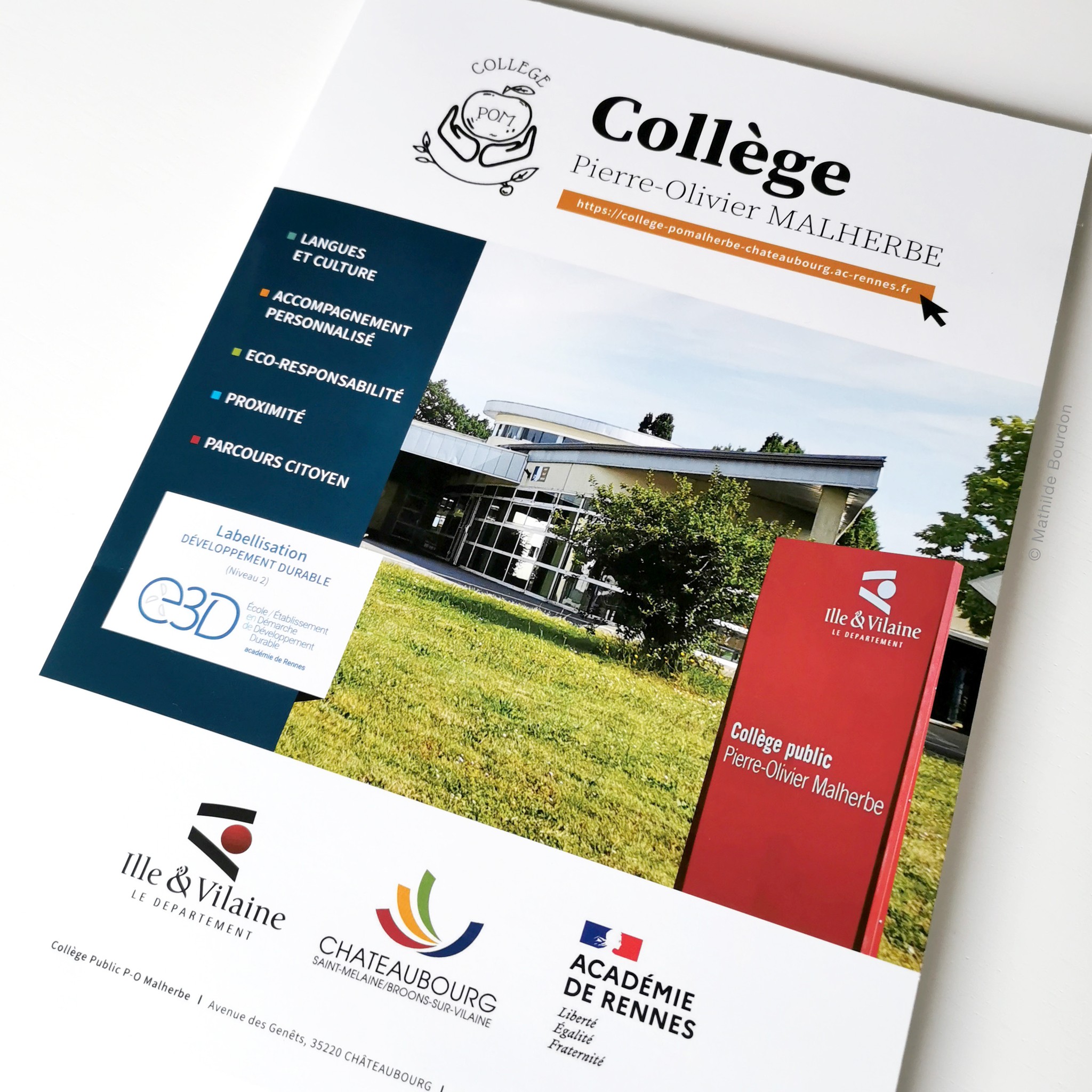 *POCHETTE DE RENTREE*
Après une longue pause estivale, me voici de retour avec un support de circonstance pour la rentrée : la pochette de présentation du Collège POM à @ville_chateaubourg .
C'est le type de projet dont je raffole car plonger dans le contenu pédagogique des établissements scolaires me ramène à mes années d'études et à la richesse des apprentissages (oui, j'aimais l'école !)
Du shooting photo, de la rédaction, du conseil et de l'éco-conception, que demander de plus ?
Merci à l'équipe enseignante et à la direction pour votre accueil, votre confiance et la liberté de création. Je vous souhaite que ce nouveau support de communication vous permettent de briller aux yeux des nouveaux enseignants et des futurs parents d'élèves.
Envie d'en savoir plus sur le collège ?
C'est par ici : https://college-pomalherbe-chateaubourg.ac-rennes.fr/
---------
🌸 Conceptrice graphique et littéraire, j'aide mes clients à transmettre leurs messages au monde. Du visuel au rédactionnel et de la conception à la réalisation, je donne vie à leur univers en un coup de crayon.
www.mathildebourdon.fr
#pochette #graphismeprint #graphismefrance #printmanagement #écoconception #châteaubourg #vitrécommunauté #villedechâteaubourg #collegepublic #shootingphoto #sauvonslaplanete #labele3d #conceptiongraphique #identitévisuelle #designgraphique #instagraphic #etablissementscolaire #pierreoliviermalherbe #collegepom #mathildebourdon #crayondebourdon #pochettearabat #projetgraphique #graphisteprint #equipepedagogique #enseignement #illeetvilaine #academiederennes