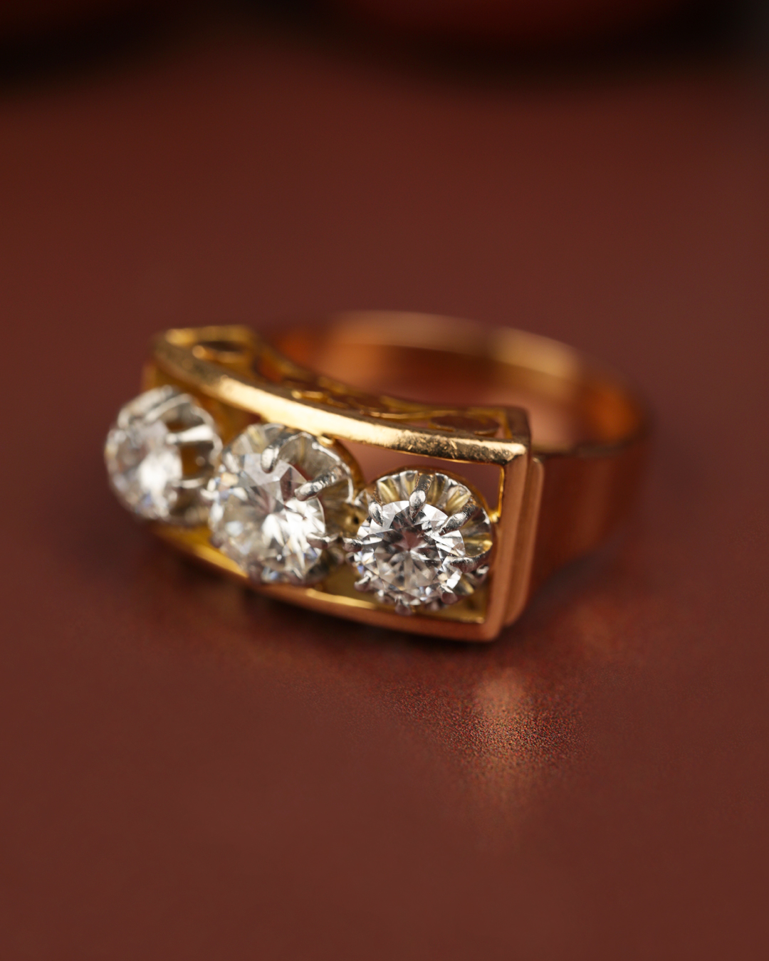 ✨ Une déclaration d’amour éternelle en trois diamants ✨
La bague trilogie, avec ses trois diamants, porte un message d’amour aussi précieux que son éclat : "I Love You". ❤️
Chaque pierre symbolise une étape clé de votre histoire : le passé, le présent et l’avenir, liés par un amour intemporel.
Choisir une bague ancienne, c’est aussi offrir une pièce unique qui traverse le temps avec élégance.
Une promesse d’amour à travers le temps. 💍
Que pensez-vous de cette symbolique pour une demande en mariage ?
#baguedefiançailles #engagementring #trilogyRing #VintageJewelry #bagueancienne #bijouxanciens #bijouxvintage #bijouterieannecy #or18k #annecy #OrDeco