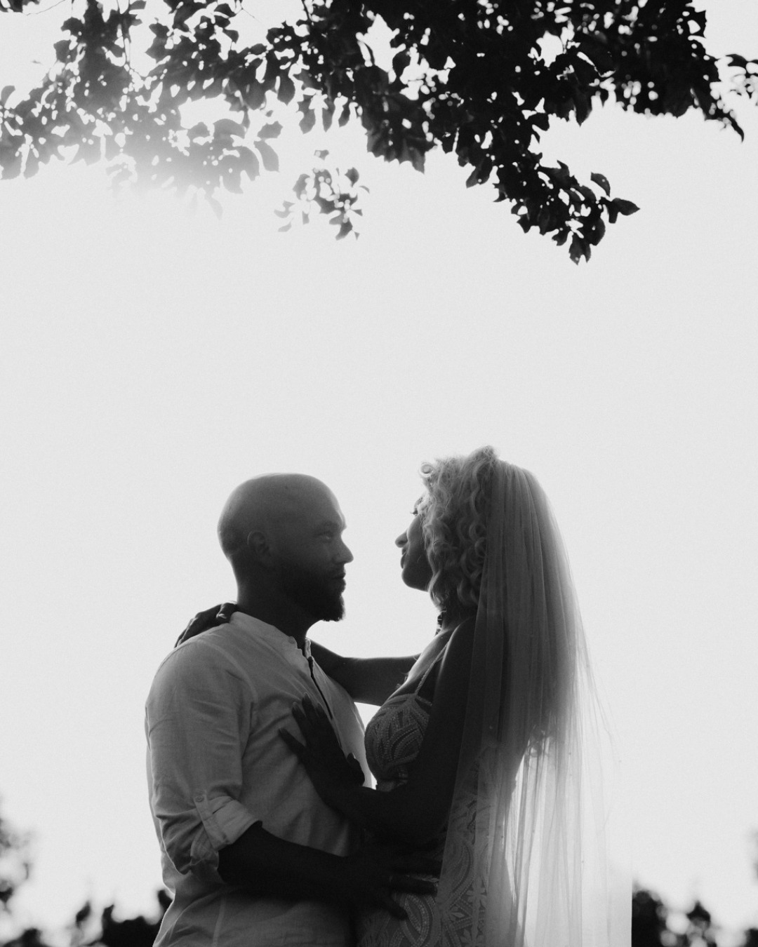 Een herfstbruiloft met zomerse temperaturen en prachtige zon! Trouwen in herfst en winter kan zo mooi zijn! En ik ben zo blij dat ik steeds meer bruidsparen heb die ook in deze seizoen trouwen.
Zeker begin herfst hebben we nog vaak hele mooie zonnestralen. En de winter is natuurlijk heel knus en gezellig met de lichtjes, winterse decoraties en gerechten. Er is ook meer beschikbaarheid bij trouwlocaties, fotografen en andere leveranciers.
Een serie uit de preview van deze prachtige Ibiza Vibe -30 september- bruiloft. Zou je zeggen dat dit een herfstbruiloft is?