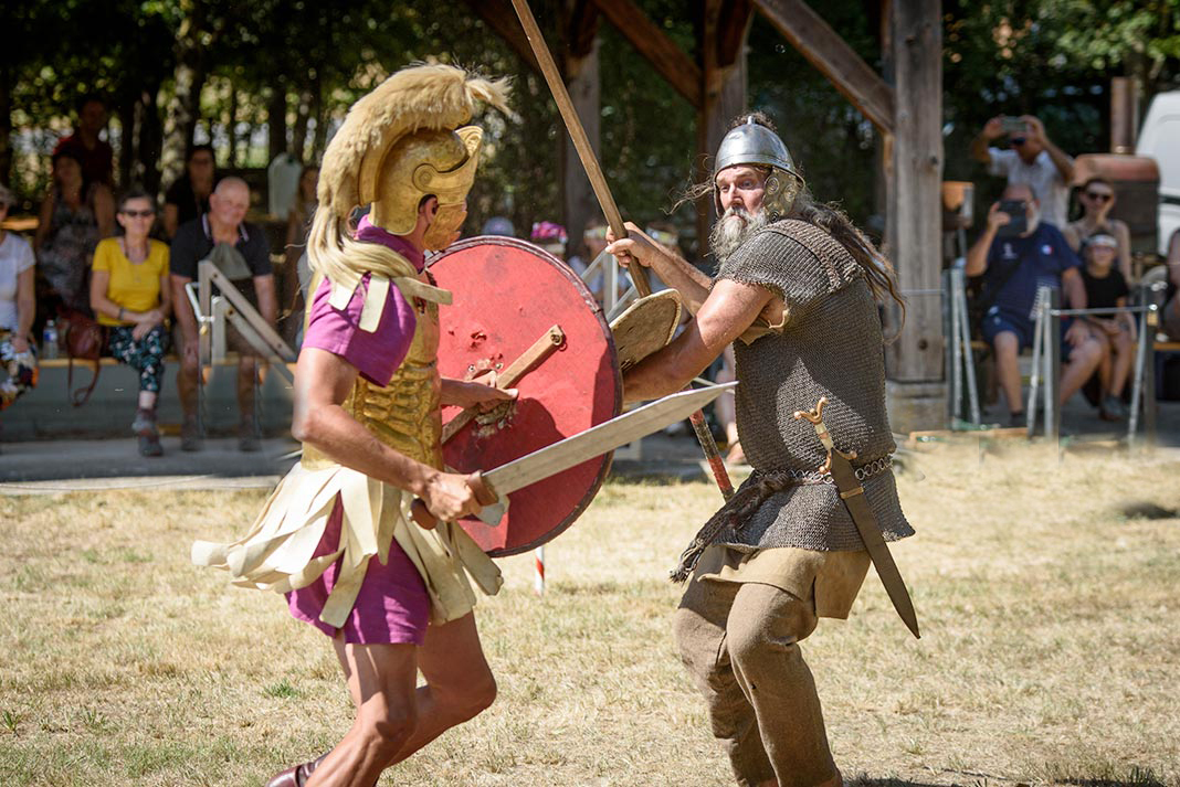 ⚔️ À la recherche d'un spectacle antique pour votre manifestation ?
Plongez au coeur de la guerre des Gaules, l'Histoire n'attend que vous !
© Aurélien Trompeau
#guerredesgaules #reconstitution #rome #cesar #antiquity #Histoire #gaulois #bataille #gaule