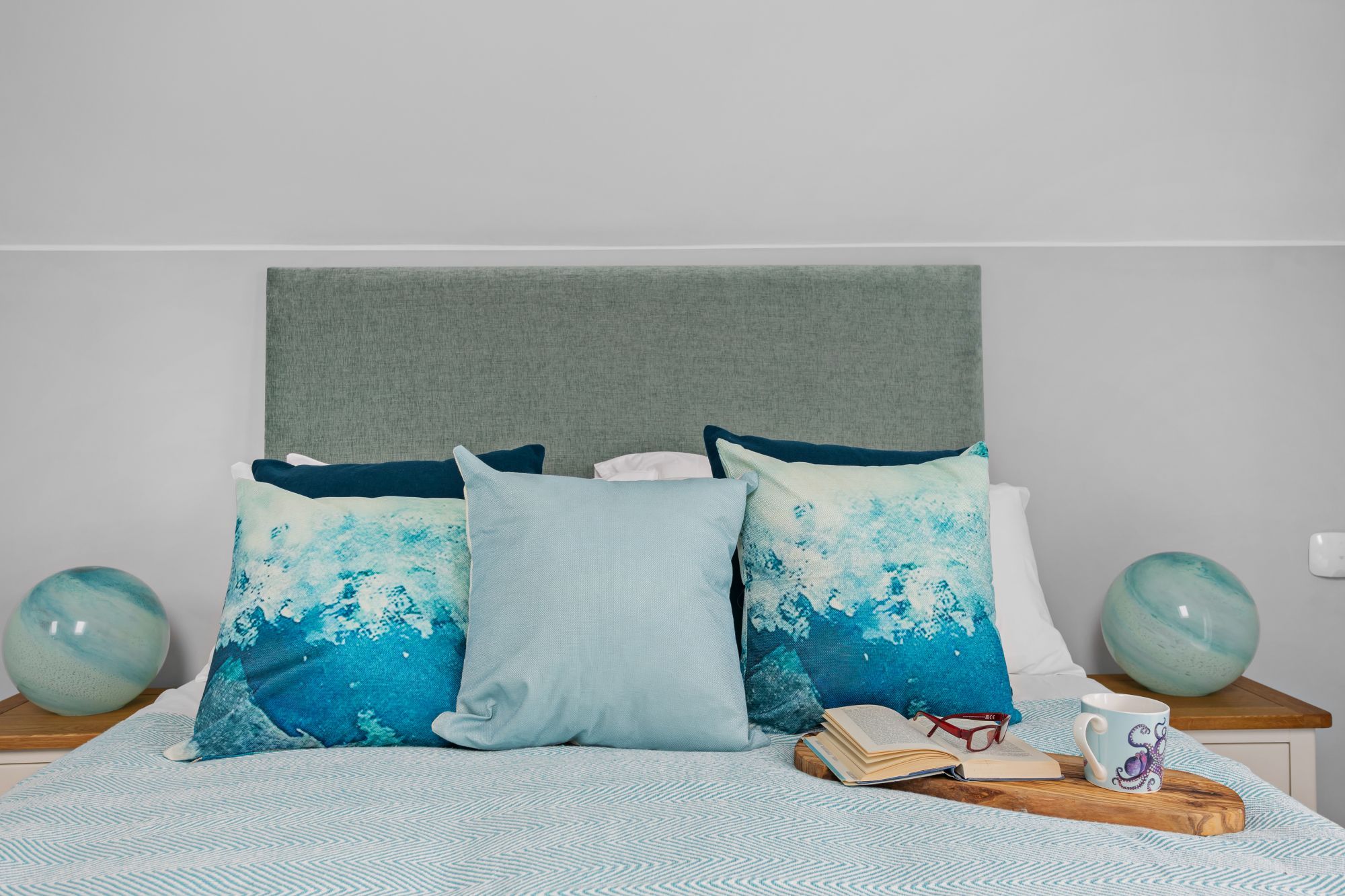 Our bright bedrooms offer the perfect blend of comfort and elegance, bathed in natural light and designed with sustainability and style in mind.
🔗 Click the link in our bio to book your ideal coastal retreat!
#Willingcott #EscapeToTheCoast #DevonEscape #FamilyGetaway #UnwindInStyle #WoolacombeAdventures #LongWeekendRetreat