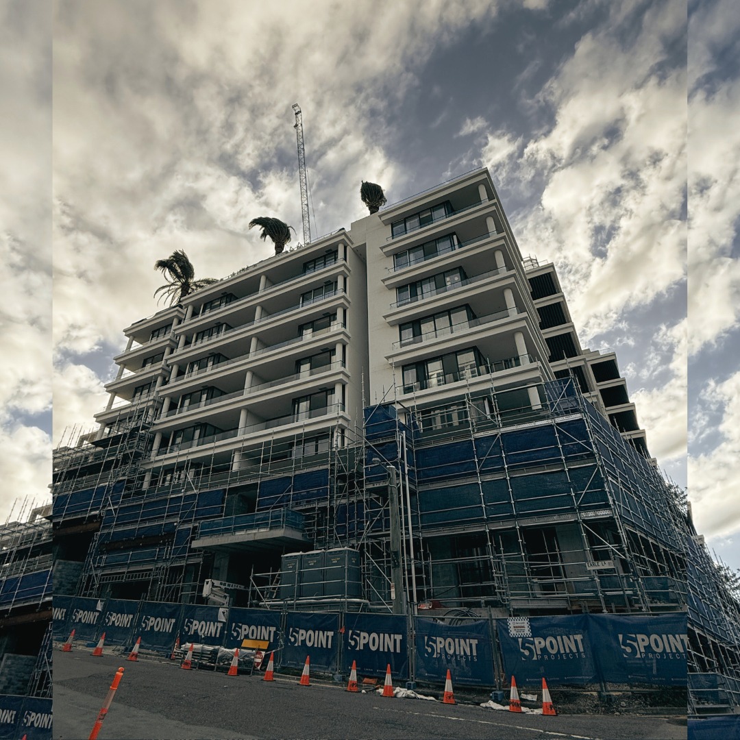 Last week, we spied some supersized palm trees making their way to the rooftop of the new Toowong development, One Earle Lane by @_azuregroup
These trees will ultimately make the backdrop for a stunning LA-style rooftop pool space (swipe to see the vision with image via azd.com.au) We'll be keeping a close eye on this impressive development as it forges ahead.
@_azuregroup
.
.
#propertydevelopment #toowong #azuredevelopment #oneearlelane #brisbaneapartments #brisbaneproperty #luxuryproperty #rooftoppool #rooftop