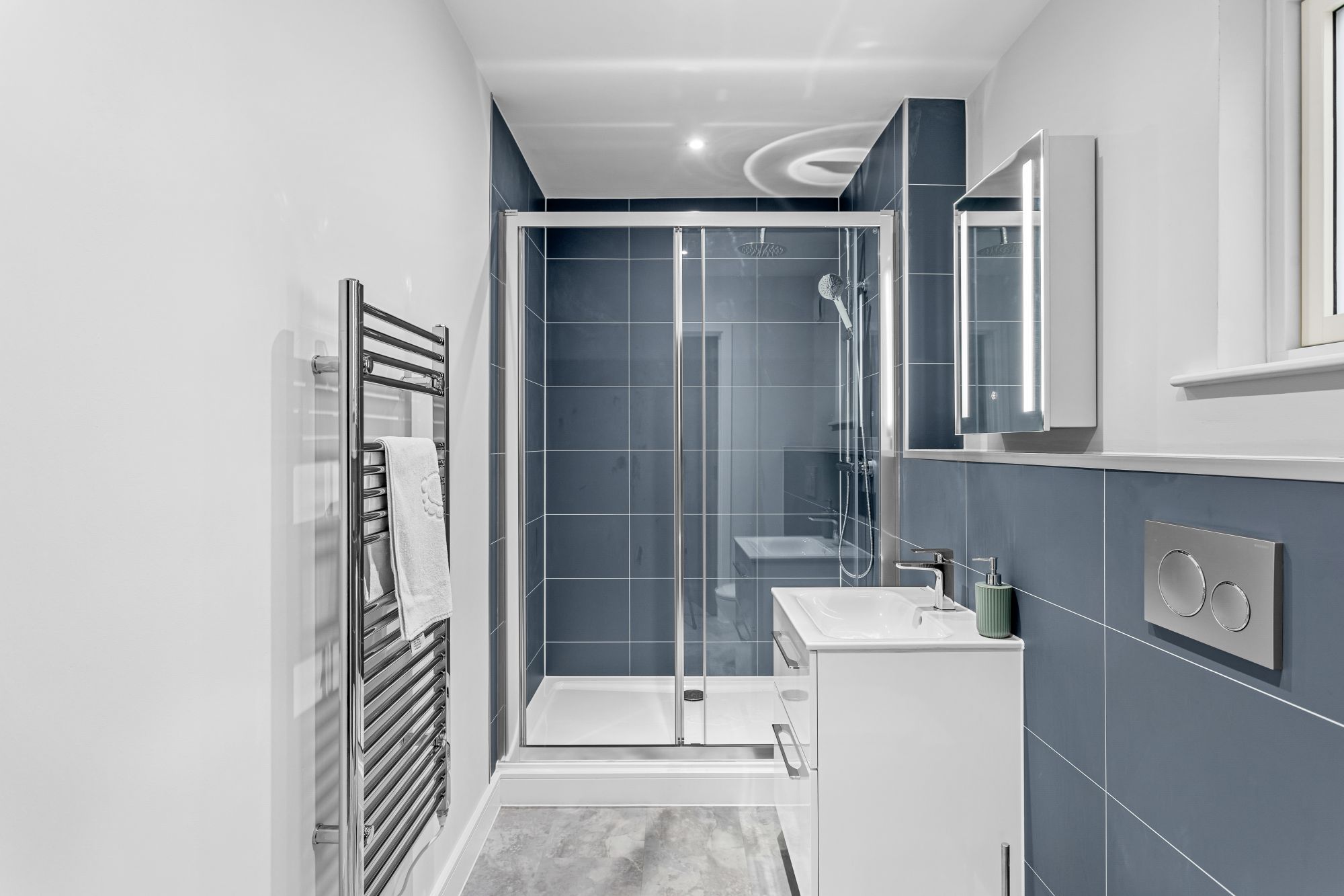 At Willingcott, we believe in creating peaceful, stylish spaces, and our bathrooms are no exception. Embrace the calming effect of shades of blue, from soft sky tones to deep ocean hues 🌊
#Willingcott #EscapeToTheCoast #DevonEscape #FamilyGetaway #UnwindInStyle #WoolacombeAdventures #LongWeekendRetreat