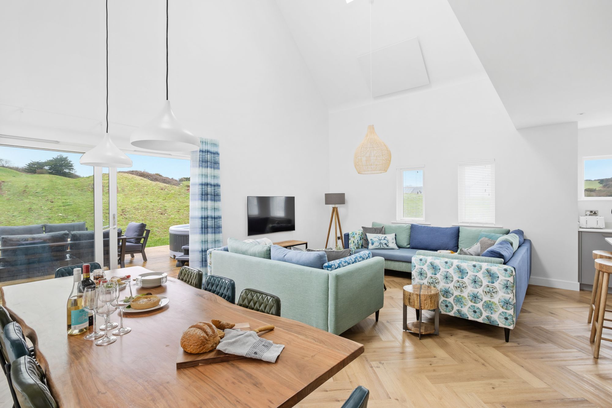 Open-plan living spaces provide cosy, social areas for the whole family to come together during winter. Whether you prefer to relax indoors by the fire or enjoy the crisp outdoor air, there's space for everyone at Willingcott.
#WoolacombeSunset #ExploreDevon #Willingcott #EscapeToTheCoast #DevonEscape #FamilyGetaway #UnwindInStyle #WoolacombeAdventures #LongWeekendRetreat