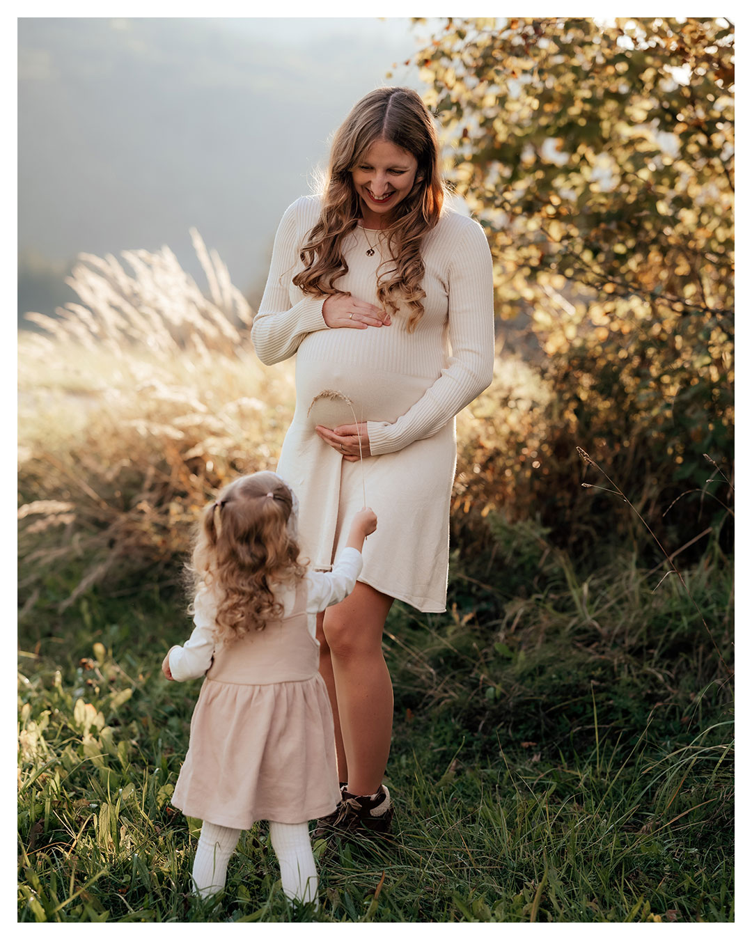 Mama, wie sahst du aus, als ich in deinem Bauch war?
Kinder lieben es, in Erinnerungen zu stöbern. Vor allem, wenn sie sehen können, wie Mama aussah, als sie selbst noch in ihrem Bauch waren! 💕
Ein Babybauch-Shooting hält diese einzigartige Zeit für immer fest – für dich, für dein Kind und für all die wertvollen Momente, die ihr später gemeinsam erleben werdet, wenn ihr euch die Bilder anschaut.
#Babybauchshooting #WundervolleErinnerungen #Schwangerschaftsmagie #MamaLiebe #FürDieEwigkeit
