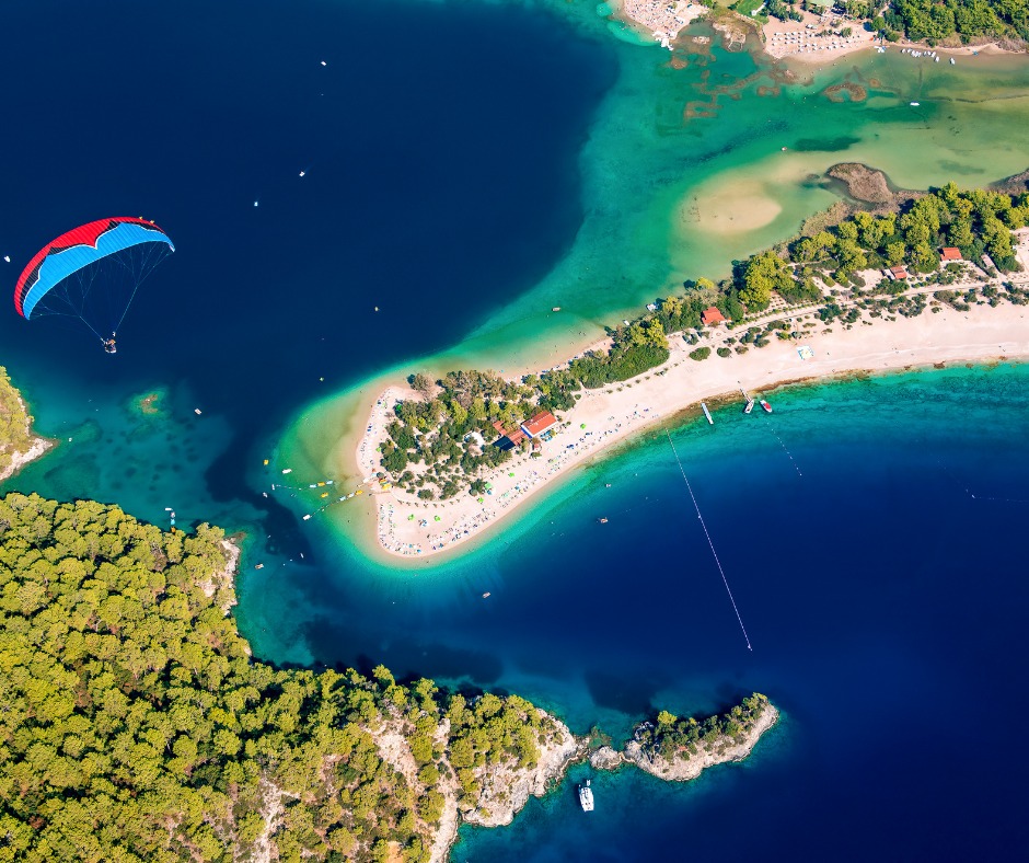 The Times: “Fethiye es el segundo mejor lugar para pasar unas vacaciones en octubre”
“Es ideal para explorar las montañas cubiertas de bosques de pinos, descansar en la amplia extensión de arena de la playa de Ölüdeniz y recorrer partes del Camino Licio”
The Times, periódico nacional publicado diariamente en el Reino Unido, ha clasificado al distrito Fethiye de Muğla, al suroeste de Türkiye, en segundo lugar entre los 10 mejores destinos vacacionales en octubre.
El Municipio de Fethiye comunicó que el periódico The Times, que anunció la lista de "Best places for a beach holiday in October” (Los mejores lugares para unas vacaciones en la playa en octubre), ha elegido a Fethiye.
El diario narra Fethiye: “Es ideal para explorar las montañas cubiertas de bosques de pinos en paseos en bicicleta, descansar en la amplia extensión de arena de la playa de Ölüdeniz, la laguna azul y descubrir el Valle de las Mariposas, también recorrer partes del Camino Licio, que está plagado de antiguas tumbas excavadas en la roca”.
La lista se ha publicado con un artículo que continene las siguientes expresiones: “Es la oportunidad ideal para que los viajeros preocupados por su presupuesto se beneficien de precios más bajos”.
Y estas son las mejores vacaciones en la playa para octubre:
Ibiza (España), Fethiye (Türkiye), Malta, Zanzíbar (Tanzania), Goa (India), Ciudad del Cabo (Sudáfrica), Algarve (Portugal), Jamaica, Tulum (México), Creta (Grecia)
#turquia #fethiye #öludeniz #vacaciones #playa #holiday