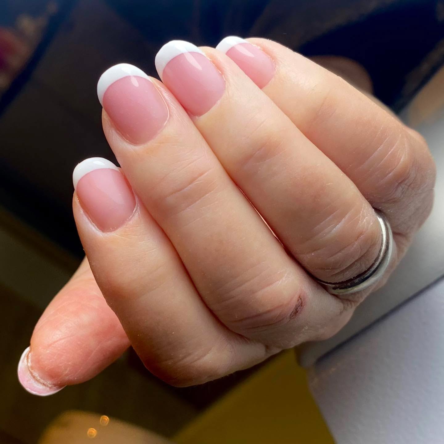 Gelenegler med shellac fransk 💅🏼 av Ruta
#TemaHud #formerennvelvære #Asker #Nesbru #hudpleie #hudpleieasker #hudpleietips #hudpleieprodukter #hudpleierutine #hudpleiesalong #handlelokalt #støttsmåbedrifter #neglernorge #neglerasker #neglernesbru #nesbrunegler #negler #norskenegler #franskmanikyr #frenchnails #instanails #nailstoinspire #manikyr #manicure #shellac #cnd #pronails