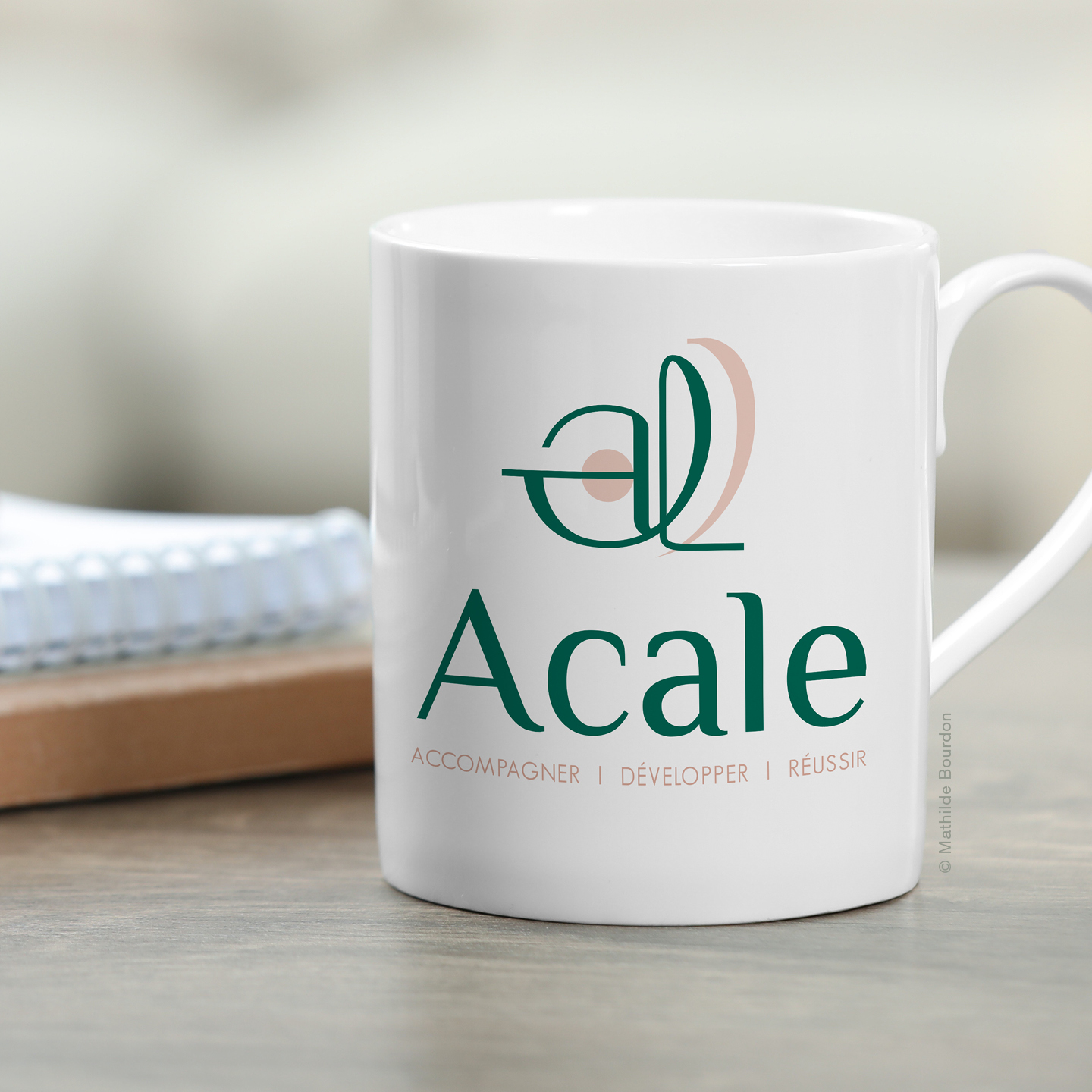 *IDENTITE VISUELLE*
Moi si étrangère au monde des RH-SIRH, je n'étais tout d'abord pas sûre que ma patte poétique et symbolique conviendrait à la création du logo d'Aline Camey Lemaître pour sa société @acale.coaching
✏️ ✨J'ai donc pris le temps de l'écouter attentivement, de m'imprégner de son univers et de sa personnalité. Après un brief détaillé, j'ai commencé à dessiner et, comme toujours lorsque je tiens un crayon, la magie a opéré !
Après le coup de cœur d'Aline sur mon croquis d'origine, nous avons ensuite pris le temps ensemble de peaufiner chaque ligne, chaque courbe et chaque espace, au millimètre près, pour que sa rigueur, son élégance et l'essence de son activité soient parfaitement retranscrites.
🙌 Faire participer mes clients à la finalisation de leur création est une étape essentielle pour moi. J'insuffle l'idée première avec un concept poussé, une histoire subtile et un BAT le plus abouti possible. Mais je suis convaincue que ce sont les retours client sur ce que certains appellent des "broutilles" qui donnent au logo final sa vraie valeur.
Se positionner sur sa propre image et travailler les détails qui font la différence, ne sont-ce pas là les principes mêmes d'une solide "identité" ?
🙏 Un grand merci Aline pour ton exigence et ce beau défi que tu m'a permis de relever.
#identitévisuelle #logo #ressourceshumaines #communicationvisuelle #chartegraphique #goodies #imagedemarque #créationgraphique #designgraphique #graphisme #symbolisme #designépuré #vertetrose #graphistefrance #vitré #châteaubourg #crayondebourdon #instagraphicdesign #conceptgraphique