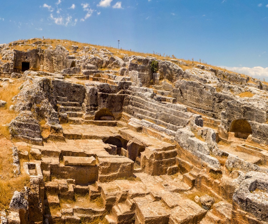 Hallada la mayor tumba con inscripciones de la antigua ciudad de Pirin en el sureste de Türkiye
Se ha encontrado la mayor cámara funeraria con inscripciones hasta la fecha durante las excavaciones realizadas en la antigua ciudad de Perre, una de las cinco grandes ciudades de la civilización de Commagene
Continúan las labores de excavación y limpieza en la ciudad antigua de Pirin en la provincia sureste turca de Adıyaman en una superficie de aproximadamente 10 decáreas.
Se ha hallado una cámara funeraria para 18 personas que consta de 3 secciones durante las excavaciones llevadas a cabo en el oeste de la sección de entrada de la ciudad antigua.
Se reveló que la cámara sepulcral es diferente de las demás tanto por su tamaño como por la inscripción de la puerta.
La inscripción de la puerta de la cámara sepulcral, de unos 30 metros cuadrados, indica que la tumba pertenece a una persona importante llamada "Hilan".
#turquia #pirin #adiyaman #mesopotamia #mesopotamia #cultura