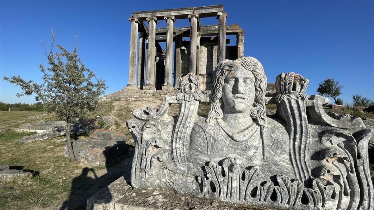 En la antigua ciudad de Aizanoi se encontraron materiales de maquillaje de mujeres romanas
En Aizanoi, ubicada en el distrito Çavdarhisar de Kütahya, se desenterraron restos de productos cosméticos al igual que joyas y maquillaje que se utilizan por las mujeres romanas hace 2.000 años
En Aizanoi, ubicada en el distrito Çavdarhisar de Kütahya, se desenterraron restos de productos cosméticos al igual que joyas y maquillaje que se utilizan por las mujeres romanas hace 2.000 años.
Con el apoyo de la Gobernación de Kütahya se realizan las excavaciones por parte de la Universidad Kütahya Dumlupınar (DPÜ), en la antigua ciudad que se incluyó en la Lista Indicativa del Patrimonio Mundial de la UNESCO en 2012 y contiene el Templo de Zeus mejor conservado en Anatolia.
El Prof. Dr. Gökhan Coşkun, presidente de Excavaciones y Jefe del Departamento de Arqueología de la Facultad de Artes y Ciencias de la Universidad Kütahya Dumlupınar (DPÜ) dijo que las excavaciones se realizaron principalmente en el ágora (bazar) al este del Templo de Zeus.
Coşkun subrayó que los hallazgos en una de las tiendas los hicieron felices y tambien les sorprendieron mucho y añadió: "Entendimos que lugar que descubrimos totalmente era una tienda donde se vendían productos cosméticos como perfumes, bisutería y maquillaje. Durante la excavación aquí encontramos muchos frascos de perfume, al igual que productos de bisutería, entre ellos "hay varias cuentas pertenecientes a productos como horquillas y collares, sobre todo utilizados por las mujeres".
🌐 trt.net
#turquia #UNESCO #unescoheritage #zeus #cosmeticos #kütahya
