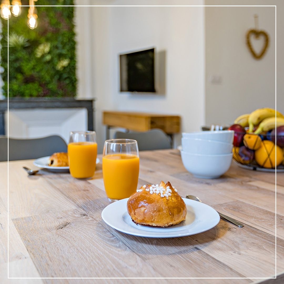 🛏️ AirBnB / AGENCE IMMOBILIÈRE / ARCHITECTURE /
Mise en scène petit-déjeuner pour des images plus intimistes...
📸 Mettez en avant votre 🆃🆁🅰🆅🅰🅸🅻, illustrez vos réseaux sociaux ou votre site internet, faîtes la 𝗣𝗿𝗼𝗺𝗼𝘁𝗶𝗼𝗻 de vos biens.
🏗️ Vous êtes architecte, constructeur, maître d’œuvre en Occitanie démarquez-vous en travaillant avec un photographe professionnel !
📈 Pour mettre en valeur vos biens en location 🏘️ Airbnb et autres plateformes de gestion vous avez besoins d'un photographe qui maitrise les lumières naturelles ou au flash mais aussi la post-production 💻 afin d'avoir un rendu professionnel.
📷 Le matériel est important car un objectif grand angle permet de mettre en valeur les surfaces les plus étroites, à condition de maîtriser les valeurs de plans et la symétrie des images 📐.
Investir sur un photographe professionnel c'est rentabiliser votre temps et votre argent 💰, c'est séduire les acheteurs mais aussi les voyageurs 👣 et les touristes de passage 🎒.
#AirBnB #PhotographieProfessionnelle #EspaceAccueillant #photo #photographe #productionvideo #occitanie #languedoc #gard #aude #btp #tourisme #architecture
#immobilier #photographearchitecture #photographeimmobilier #graphisme #colors #city #photographeentreprise #promoteurimmobilier #architecturemontpellier #triptyque