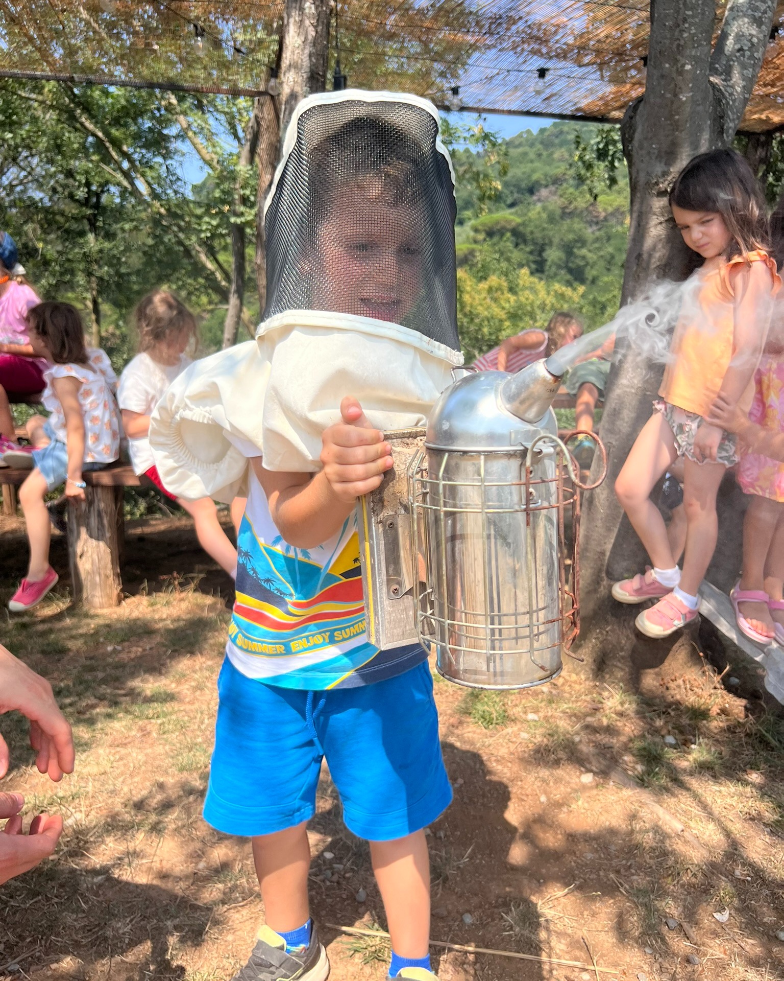 Altre settimane intense al Bardotto 🐓🐝🍯🍕🥋
🌟ll nostro programma è stato progettato per coinvolgere i bambini in attività diversificate che stimolano la creatività 🎨 l'apprendimento 🤓 e il divertimento 😁, favoriscono l'integrazione e la creazione di nuove amicizie tra i partecipanti
Ringraziamo:
🐝🍯 #apelu per aver condiviso la loro esperienza di apicoltori con i nostri ragazzi,
🎩 Deborah Walther per le sue coinvolgenti sessioni in English
🥋 #benesserekungfu per aver trasmesso i valori della disciplina e del rispetto
e infine i nostri fantastici educatori che supervisionano attentamente tutte le attività per garantire la sicurezza di tutti i partecipanti!
#ilbardotto #campiestivi2024 #attivitainnatura