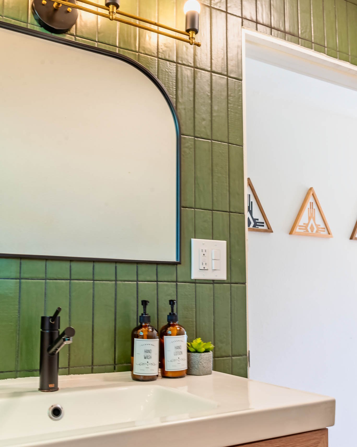 I am always hesitant to post bathroom photos on here because one time someone made fun of me for it. 😂 Is it weird? Maybe. But the bathrooms at the cabins are cute, so I like to share. If you're the person who made fun of me back in 2020, deal with it.
#cabinlove #coloradocabin #cabinvibe #bestairbnb #cabingetaway #aframecabin #aframehome #aframehouse #trianglecabin #vacationrental #cabinbathroom #bathroomideas #bathroomdecor #bathroomdesign