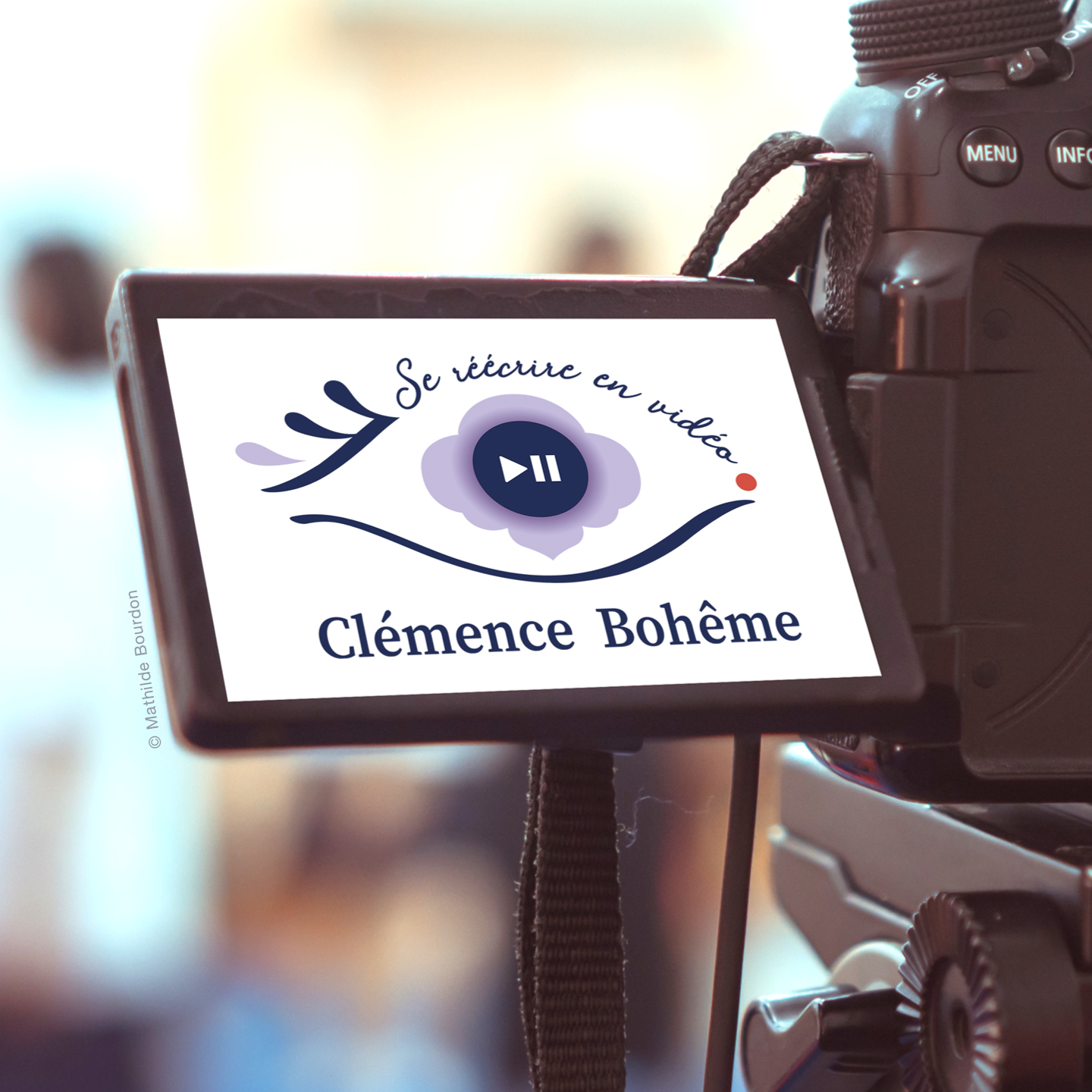 Je vous présente aujourd'hui un logo d'une profondeur majestueuse 👑
Je dois avouer que je n'en avais jamais réalisé de tel auparavant. Car derrière cette identité visuelle, se cache bien plus qu'une personne ou un métier...
Le logo de Clémence Bohême, c'est un regard 👁 :
- qui change les corps
- qui sublime les femmes
- qui révèle les injustices du monde
- qui se connecte aux âmes
- qui met en mouvement les silences
- qui se fait le miroir de notre essence...
Pour garder en mémoire le bagage émotionnel de Clémence, je me suis inspirée d'une étoffe de sa grand-mère🧣, d'un de ses bijoux protecteurs 🧿 et de symboles vidéo universels 🎥.
A partir de là, je me suis laissée porter par ce qu'elle est.
🤫 Qui est Clémence ?
Une vidéaste de talent, une réalisatrice militante, une passeresse de sagesse, à l'écoute des plus petites voix du monde, pour leur apprendre à se réécrire en vidéo.
Elle voit, elle capture, elle transcende.
Passer sous l'œil de sa caméra, c'est s'offrir un véritable cadeau.
On en ressort le cœur léger, en paix avec qui l'on est 🎀.
Envie d'en savoir plus sur le travail de Clémence ?
Rdv sur son compte instagram @clemence.boheme !
Merci infiniment pour ta confiance 🙏
#graphismedesign #graphisme #graphistebretagne #communicationvisuelle #logotype #logodesigner #logo #videaste #vidéothérapeutique #videotherapie #graphistefreelance #créationgraphique #rennes #rennesmaville #vitrécommunauté #châteaubourg #fémininsacré #cercledefemmes #instadesigner #instadesign #identitevisuelle #regard #œil #symbolisme #artsymbolique