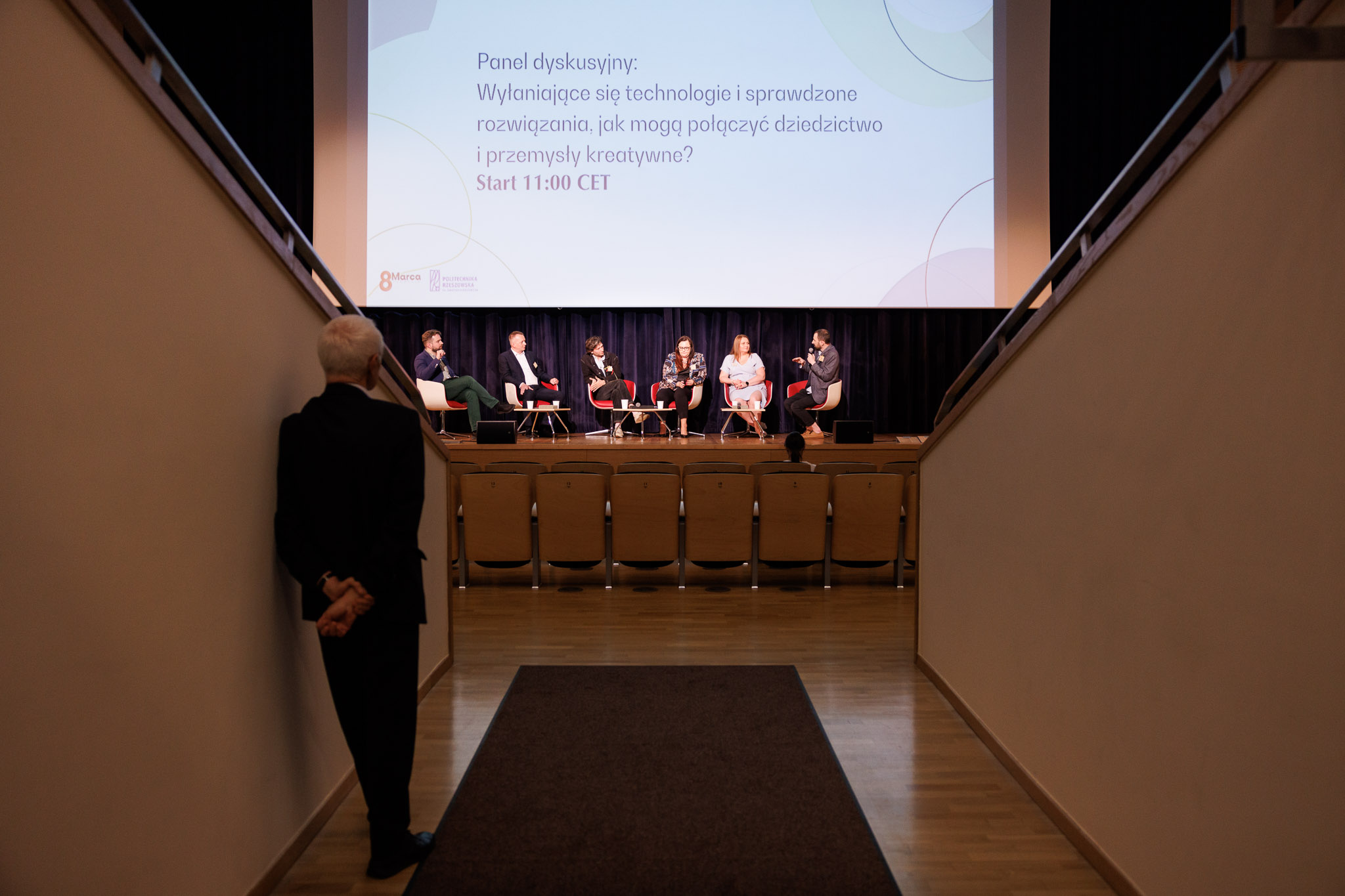 W dyskusji panelowej poświęconej Technologii dla dziedzictwa wzięli udział: Michał Czerwiński (WXCA), Ivo Krankowski (reżyser i producent filmowy), prof. Piotr Nazarko (Politechnika Rzeszowska), Małgorzata Jarosińska-Jedynak (Urząd Marszałkowski Województwa Podkarpackiego) i Wiktoria Wnęk (Asseco).
Dyskusję prowadził Kacper Nosarzewski z 4CF, co gwarantuje, że nie zabrakło elementów #foresight i spojrzenia w przyszłość technologii, czy to używanej do rozrywki opartej o historyczne obiekty, czy do lepszej eksploatacji zabytkowych budynków.
#HID #HeritageInnovatorsDay #Fundacja8Marca #F8M #InnovationManor #NowyEuropejskiBauhaus #NEB #DziedzictwoKulturowe #pastforward #PolitechnikaRzeszowska #Rzeszow #RzeszowStolicaInnowacji #WXCA #SARP #NewEuropeanBauhaus