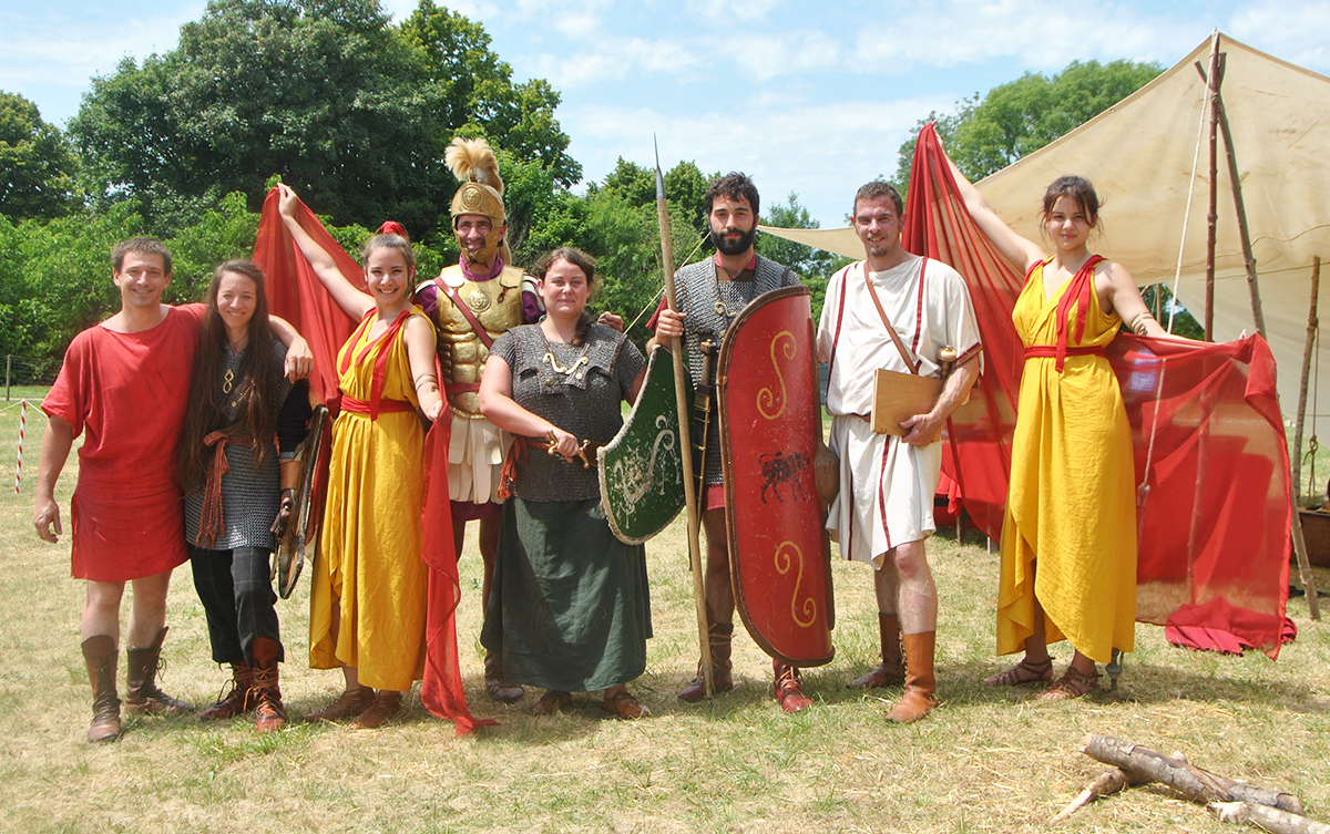 Une partie de l'équipe d'Imperium Anticum à Bar-sur-Aube (F).
© Frank - Association Projet Sainte Germaine.
#romaneantique #événementiel #projetsaintegermaine #animations