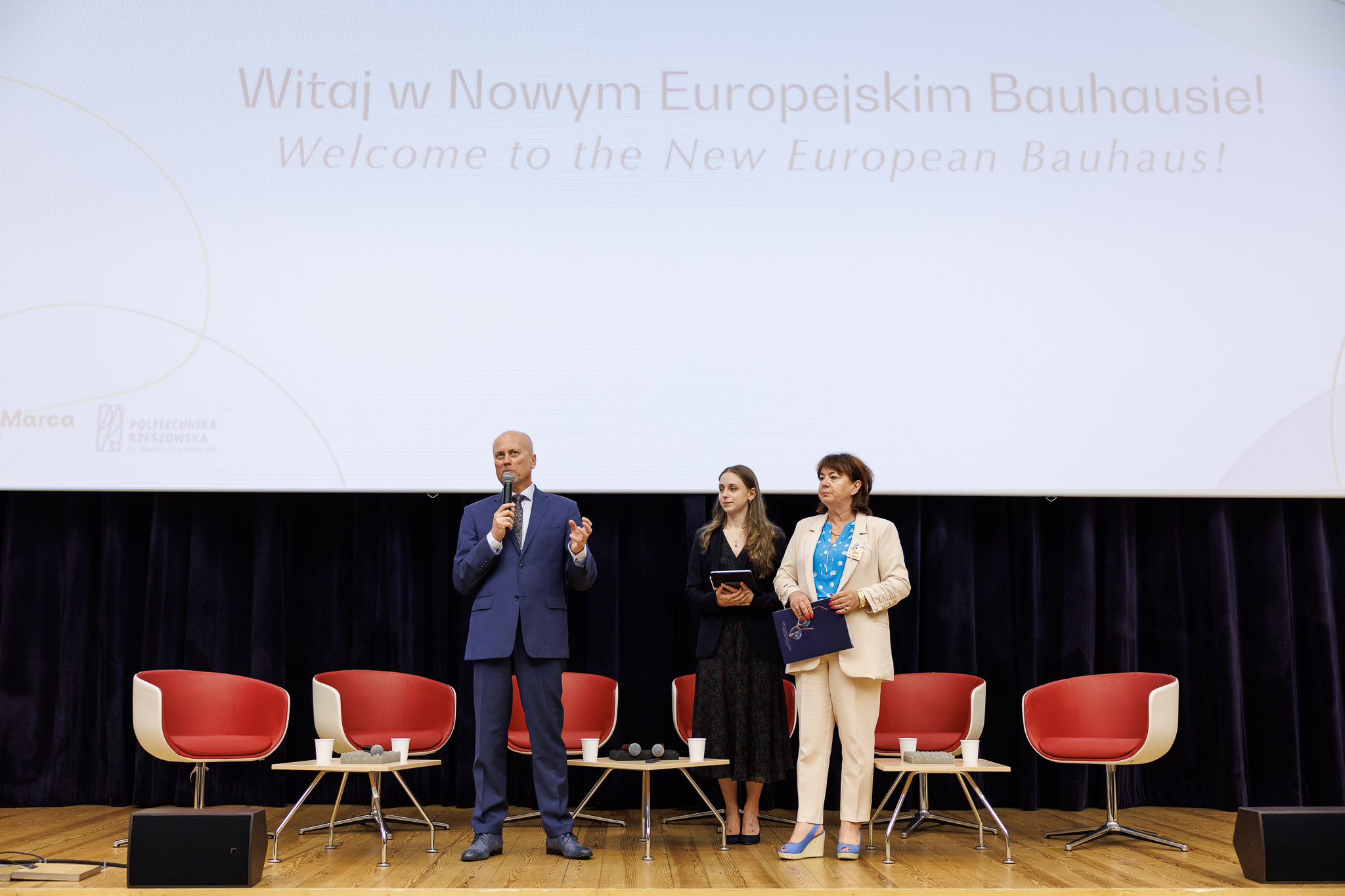 Uroczyste otwarcie Heritage Innovators Day. Gości powitali: Natalia Gnoińska, Jarosław Sęp oraz Krystyna Stachowska.
Następnie Natalia Gnoińska, Sanela Klarić i Hubert Trammer przybliżyli zgromadzonym ideę Nowego Europejskiego Bauhausu oraz przykłady nagrodzonych projektów. Warto zapoznać się z etosem NEB ponieważ jest on elementem wielu konkursów o fundusze europejskie. Pod hasłem “piękno, zrównoważoność, wspólnota” kryje się wiele ciekawych pomysłów na lepszą jakość życia dla każdego z nas.
#HID #HeritageInnovatorsDay #Fundacja8Marca #F8M #InnovationManor #NowyEuropejskiBauhaus #NEB #DziedzictwoKulturowe #pastforward #PolitechnikaRzeszowska #Rzeszow #RzeszowStolicaInnowacji #WXCA #SARP #NewEuropeanBauhaus
