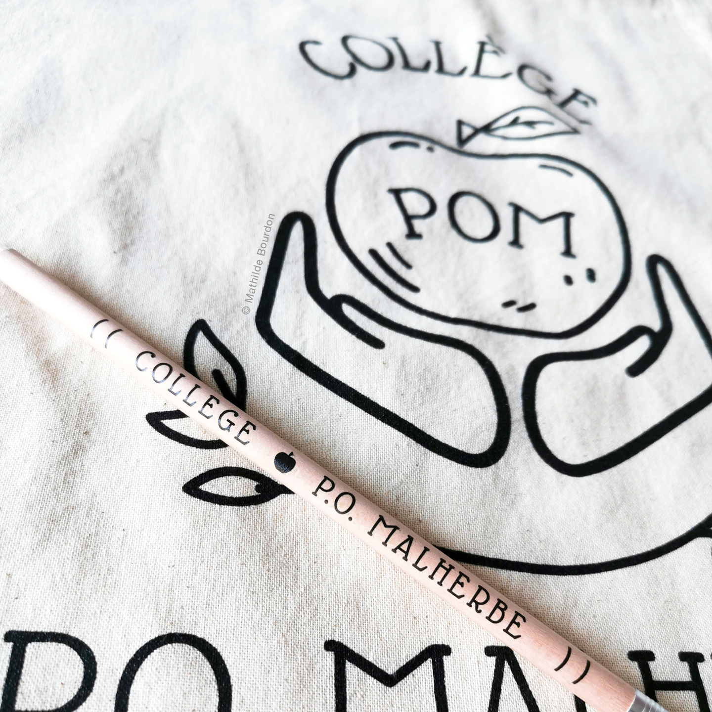 On continue avec les supports de rentrée scolaire ! 🎒
L'été dernier, j'avais réalisé les nouvelles plaquettes du collège POM de la @ville_de_chateaubourg . Plaquettes qui servent à accueillir les nouveaux élèves et enseignants à la rentrée, mais qui sont également distribuées aux portes ouvertes de l'établissement.
Et quoi de mieux pour distribuer ce support, que de l'offrir dans un joli 🛍 tote bag en coton repassé naturel made in Bretagne, accompagné d'un ✏ crayon de bois, le tout finement imprimé avec le logo du collège ?
L'équipe pédagogique dispose aujourd'hui d'un ensemble de produits tout doux pour diffuser l'image et les valeurs environnementales du collège.
Vous saviez que le print management de goodies et supports déclinés fait aussi partie de mes compétences ?
Impression Tote Bag : @graphy_west
Impression Crayons : @print24_france
#conceptiongraphique #illeetvilaine #Vitré #châteaubourg #instagraphic #instaart #communicationvisuelle #totebag #ecoconception #crayondebois #mathildebourdon #goodies #graphisterennes