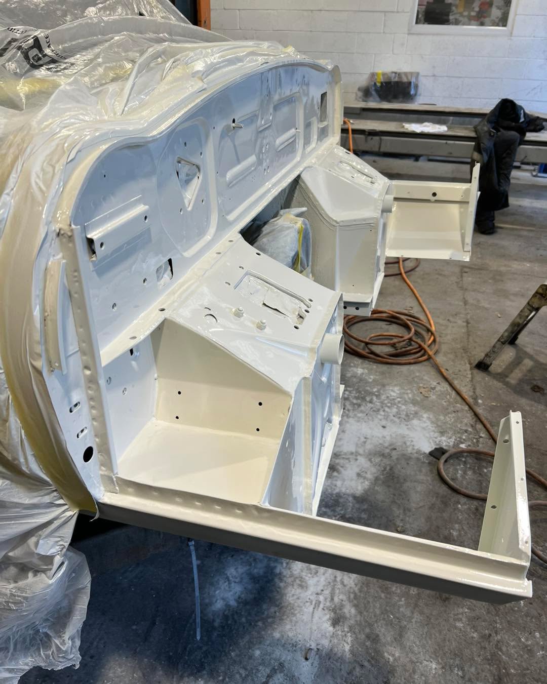 Some steady progress being made on the e-type this week. Cleaning/refurbing parts and refitting them to the front end. Suspension all re fitted with new bushes and ball joints with as many original parts powder coated and re fitted.
#hdrestorations #classiccarrestoration #classiccars #v12etype #etyperoadster #etypejaguar #etype