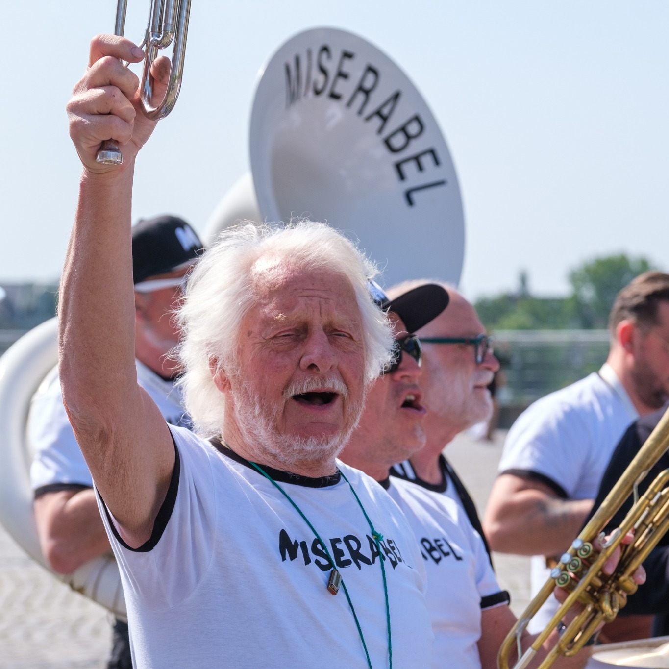 ๐บ๐ถ ๐๐๐ก ๐ก๐๐๐จ๐ช ๐๐ข๐ข๐๐๐ฆ๐ง๐จ๐ ๐ฉ๐ข๐ข๐ฅ ๐ ๐๐ฆ๐๐ฅ๐๐๐๐ ๐ถ๐บ
Na een welverdiende week rust na de vastelaovend, pakken we vanavond de draad weer op met onze repetities. Maar deze keer voelt het anders... ๐๐ผ๐ฒ๐ธ, onze trouwe trompettist, zal er niet bij zijn. Tijdens de vastelaovend nam hij afscheid na ๐ฏ๐ฑ ๐ท๐ฎ๐ฎ๐ฟ ๐น๐ถ๐ฑ๐บ๐ฎ๐ฎ๐๐๐ฐ๐ต๐ฎ๐ฝ, waarin hij slechts twee repetities miste. Wat een toewijding! ๐
Loek heeft niet alleen met ons gespeeld, maar ook met grootheden als ๐๐ผ๐๐ถ๐ ๐๐ฟ๐บ๐๐๐ฟ๐ผ๐ป๐ด, ๐๐ฎ๐๐ ๐๐ผ๐บ๐ถ๐ป๐ผ, ๐ ๐ฎ๐ฟ๐น๐ฒ๐ป๐ฒ ๐๐ถ๐ฒ๐๐ฟ๐ถ๐ฐ๐ต ๐ฒ๐ป ๐๐ฑ๐ถ๐๐ต ๐ฃ๐ถ๐ฎ๐ณ. En toch koos hij ervoor om 35 jaar bij ๐ ๐ถ๐๐ฒ๐ฟ๐ฎ๐ฏ๐ฒ๐น te blijven. We gaan je missen, Loek. Vanavond drinken we er eentje op jou! ๐ป
We horen dat je je nu gaat verdiepen in de mondharmonica. Wie weet kruisen onze muzikale paden elkaar weer in de toekomst. ๐๐ผ๐ฒ๐ธ, ๐ป๐ผ๐ด๐บ๐ฎ๐ฎ๐น๐ ๐ฏ๐ฒ๐ฑ๐ฎ๐ป๐ธ๐ ๐๐ผ๐ผ๐ฟ ๐ฎ๐น๐น๐ฒ๐! โค๏ธ
#miserabelband #ikbenmiserabel
@loekgerets