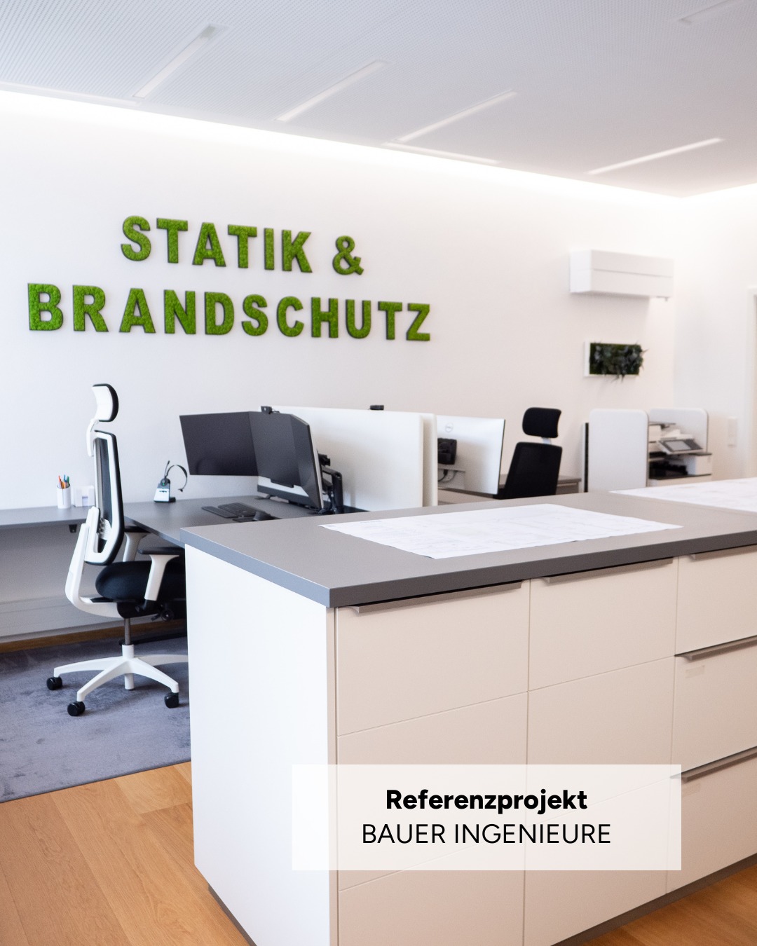 Mit dem Umzug in ein renoviertes Gebäude hat Bauer Ingenieure eine zukunftsweisende Arbeitsumgebung geschaffen. Die neue Bürogestaltung unterstreicht die Professionalität des Unternehmens und hebt sich deutlich vom bisherigen Standort im Privathaus ab. 🏢
Von der Raumplanung bis zur Möbelauswahl wurde jedes Detail von uns gut durchdacht: ergonomische Arbeitsplätze mit Akustikelementen, ein stilvoller Wartebereich mit Loungemöbeln, ein moderner Besprechungsraum mit Stehtisch und Barhockern sowie eine stilvolle Küche.
Lichtkonzepte, Begrünung und durchdachtes Design sorgen für eine inspirierende Atmosphäre, in der sich Effizienz und Wohlbefinden perfekt vereinen.💡
#WorldOfOffice #Renovierung #Ingenieure #Raumplanung #Büroplanung #Büroeinrichtung