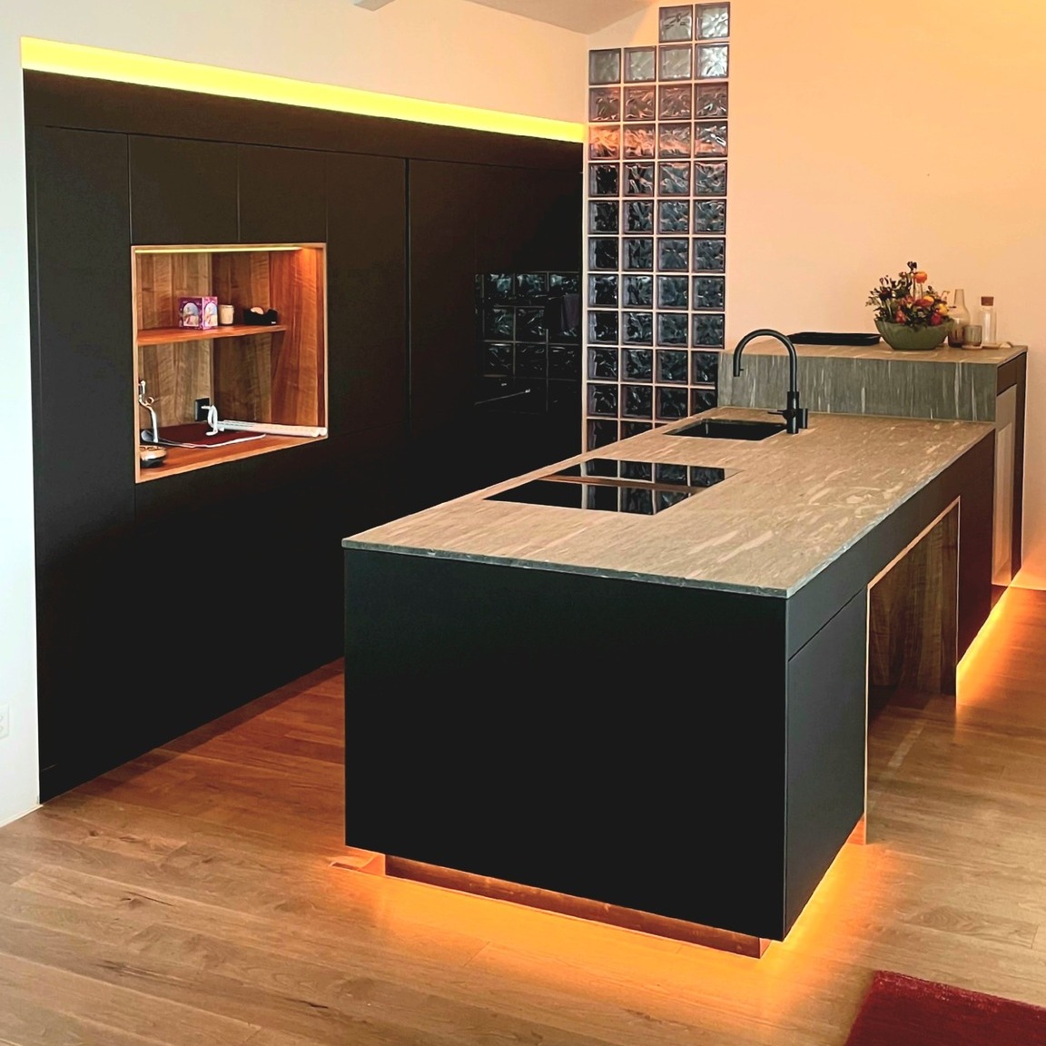 Handwerk trifft auf Persönlichkeit! 🔨
Diese Küche wurde nicht nur passgenau in unserer Produktion in Urdorf gefertigt, sondern auch mit einem ganz persönlichen Touch versehen: Der Granit stammt direkt aus dem Steinbruch in Vals, individuell vom Kunden ausgewählt! So entsteht ein Unikat, das perfekt zum Wohnraum passt. 🏡
Wir gratulieren @quookerschweizag herzlich zum 15-jährigen Jubiläum!
@valserstein @suterinox @boracookingsystems
#Qelebration15 #Küchenbau #Zürich #Wohninspiration #SchweizerQualität #Innenausbau #Designerküche #ZeitloseEleganz #Küchenkunst #Handwerkskunst #NeueKüche #Küchenliebe