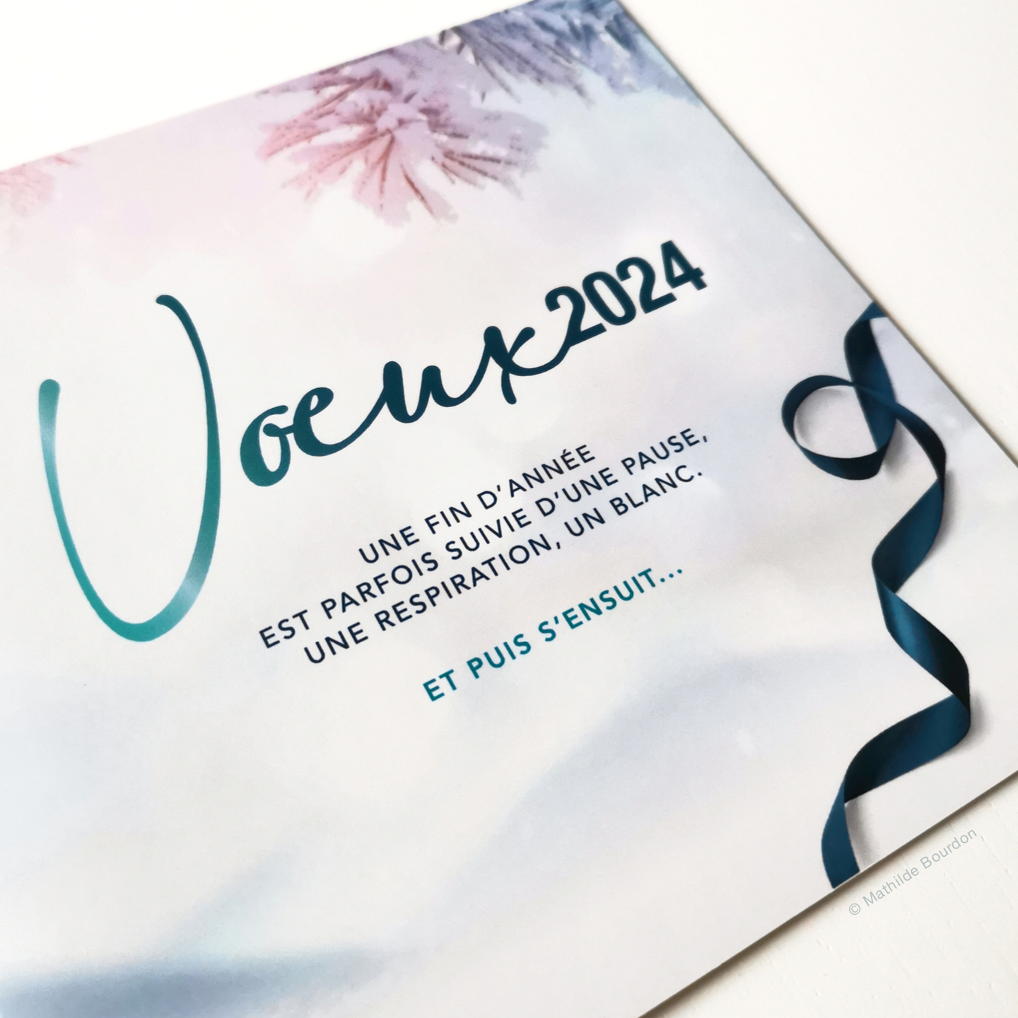 👀 OUI ! Vous avez bien lu !
C'est écrit "2024" et non "2025".
🎀 Pourquoi j'ai choisi d'attendre le dernier jour de 2024 pour vous présenter la carte de vœux créée l'an dernier pour la commune de Saint-Didier ?
Parce que j'avais envie de revenir, avec des yeux curieux, sur les voeux que nous avions prononcés :
D'abord une pause 🌬
Une respiration après l'ébullition des fêtes de fin d'année.
Et puis...
Une explosion de couleurs 💐, joie 😁, projets 👑 et solidarité 💌 !
Alors, j'ignore ce qu'il en a été pour le reste du monde mais, pour ma part, il est fou de voir à quel point ces vœux se sont réalisés.
😍 Cette année fut incroyablement haute en couleurs (malgré le manque de soleil) :
- Plus d'art, de créativité et de floraison à tout point de vue
- Des projets qui ont véritablement explosé (en quantité mais surtout en qualité)
- Et une puissante solidarité, entourée de personnes qui s'engagent pour plus de douceur et de beauté
🙏 Je ressens une immense gratitude face à ce que 2024 m'a apporté.
Et plus que jamais, je choisis de passer cette dernière nuit le cœur rempli de magie.
Car nos rêves sont déjà là !
Gardons le lien avec ce qu'il y a de plus beau en nous.
Et rappelons nous que tout ce que nous désirons nous accompagne déjà.
🪄🙌 Il ne nous reste qu'à libérer un peu la place, et oser faire le premier pas !
#graphistevitré #graphisterennes #graphisme #graphismedesign #designgraphique #graphistefreelance #vœux #cartedevoeux #respirer #faireunepause #mathildebourdon #creationgraphique #poésie #croireensesrêves #faisunvoeu #créativité #voirlebeau #mercilavie🙏 #bonneannée #instadesign #instagraphic #châteaubourg #vitrécommunauté
