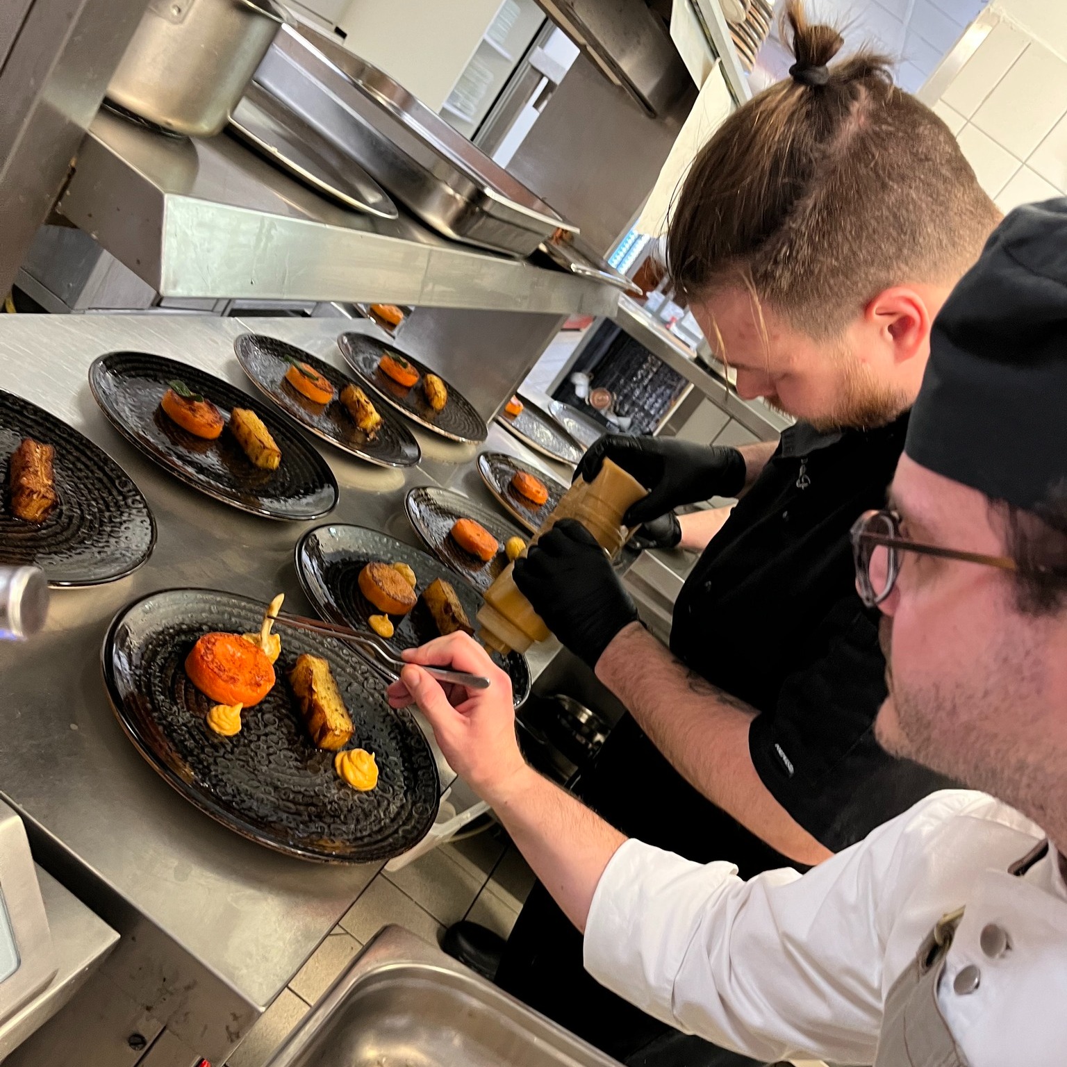 Szombaton igazán különleges élményben volt részünk! A@hotelpalota.lillafured meghívására egy növényi alapú vacsoraestet tartottunk, amit a fogások között egy szemléletformáló kvízzel egészítettünk ki. A vendégek pozitív visszajelzéseinek köszönhetően biztosan lesz folytatás! Nagyon jó érzés volt látni a kíváncsi tekinteteket és a vacsora végén az elégedett arcokat. Pedig a vendégek több, mint 90%-a teljesen vegyes táplálkozású volt! Nagyon köszönöm a Hotel Palota profi csapatának a közös munkát és a vezetőségnek a kitartó támogatást.