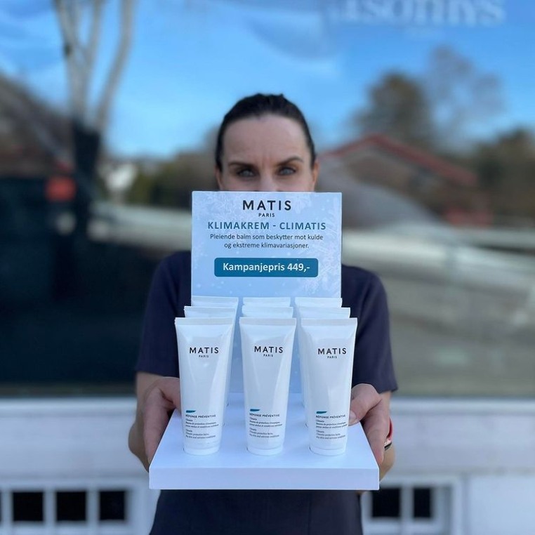 Møt vinterens klimatiske utfordringer med Climatis 🤍 Hos oss får du den til kampanjepris!
Climatis er en helt unik klimakrem som gir beskyttelse mot både kulde, vind, varme og tørr luft 🌬
▪️ Gir fuktighet og riktig næring til en fuktfattig og tørr hud.
▪️ Styrker og gjenoppbygger hudbarrieren som gjør huden mer rustet mot indre og ytre miljøfaktorer.
▪️ Forebygger for tidlig hudaldring samt demper rødhet og hudirritasjoner.
Kremen passer fint for hele familien og er perfekt å ha med seg på hytteturen ⛷☀
#TemaHud #formerennvelvære #Asker #Nesbru #hudpleie #hudpleieasker #hudpleietips #hudpleieprodukter #hudpleierutine #hudpleiesalong #handlelokalt #støttsmåbedrifter #Matis #climatis