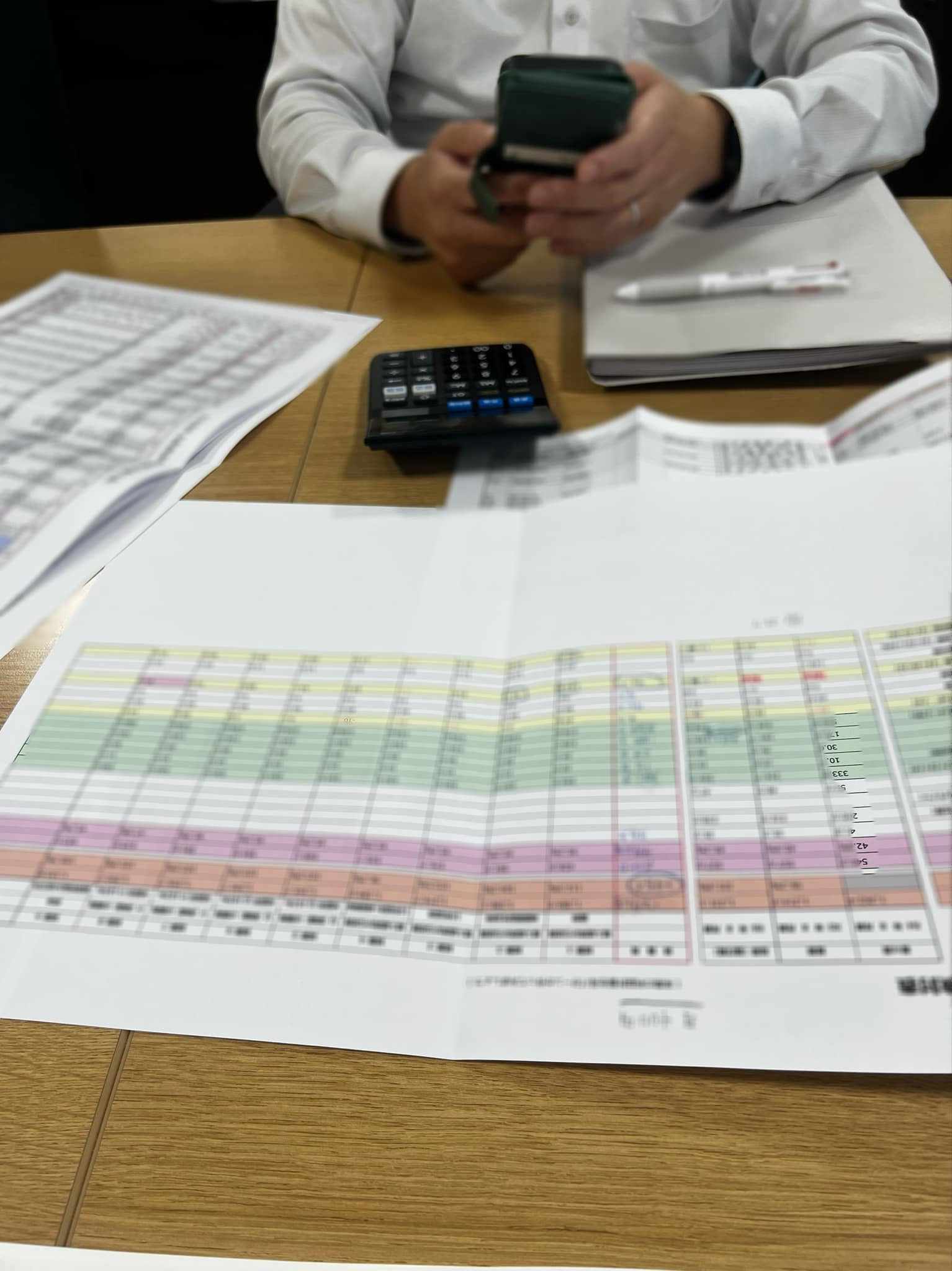 【将来は明るい?未来と向き合う回】
今週は、月次決算で訪問する会社さんで決算予測と来期の利益計画を一緒に考えました。
ある程度のたたき台はこちらで用意し、その数字を元に計画しました。
インフラ関係の会社さんなので売上は安定しているが仕入は海外の相場に左右されやすい、地域的に過疎が進んでいるのでお客様は将来減少していく…
じゃあこれからは業務の効率化なのか、さらに横展開していくのか、M&Aで地域の同業他社を買収して地域占有率を上げていくのか
人手不足の中、