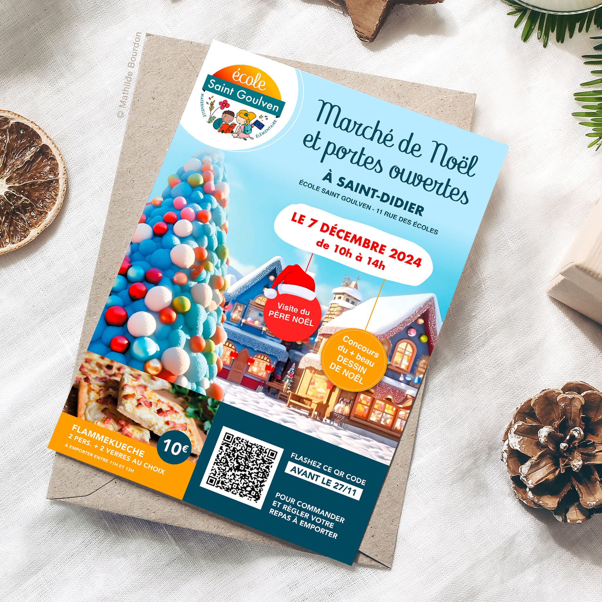 👋 Après de vilains virus qui m'ont mis KO, j'ai le plaisir de reprendre doucement les publications des projets passés ou en cours.
🎁 Noël approche et, avec lui, la saison des marchés d'artisans et producteurs locaux !
Comme chaque année, celui de Saint-Didier organisé par l'Apel Saint Goulven m'a confié sa communication : un duo affiche/flyer qui réchauffe les coeurs gelés avec les couleurs vives de l'école 💙🧡💛❤️.
Sur le flyer, nous avons optimisé le support pour diffuser un double message :
🍕🎄 Au recto, on donne l'envie de découvrir les savoirs-faire et douceurs du coin, autour d'une délicieuse Flammekueche, de gourmandises ou d'un verre de vin chaud.
🎒📖 Au verso, une invitation à visiter l'école et à rencontrer les équipes pédagogiques. Les engagements et belles valeurs de l'enseignement de Saint Goulven sont également mis en valeur de manière ludique, comme un chemin très enrichissant à suivre.
Pour en savoir plus, retrouvez-nous samedi prochain !
#graphistevitré #graphismenoel #illustrator #designgraphique #communicationvisuelle #noeladdict #marchedenoël #vitrécommunauté #châteaubourg #saintdidier35 #marcheartisanal #instacreation #instagraphic #instadesign #graphicdesign #creationflyer #creationaffiche #mathildebourdon #noël