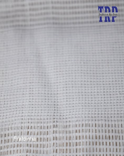 A fraldinha para limpeza, feita de 100% algodão, é versátil e eficaz, ideal para diversas tarefas domésticas, como enxugar líquidos e polir móveis, sem danificar as superfícies. Além de ser higiênica e de fácil manutenção, ela contribui para um estilo de vida sustentável ao reduzir o uso de produtos descartáveis, tornando-se uma excelente escolha para uso pessoal ou como presente.