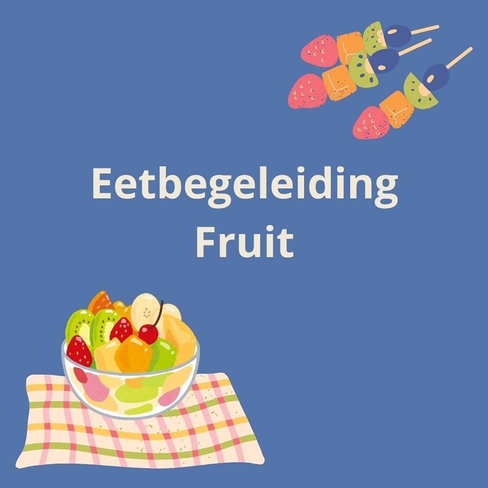Eetbegeleiding: FRUIT 🍐🍎🍌
In ons centrum komen er regelmatig kinderen langs die moeilijkheden hebben met eten door bijvoorbeeld sensorische overgevoeligheden (smaak, textuur, geur,...), gebrek aan interesse in eten of angsten door bv. verslikking.
Afgelopen periode hebben we tijdens onze kleuterwerking vooral ingezet op het proeven van fruit.
Hierbij doorlopen we verschillende stapjes van het proeven:
1. Kijken 👀
2. Voelen
3. Ruiken👃
4. Lippen stiften💄
5. Likken👅
6. In de mond stoppen en er weer uithalen
7. Afbijten
8. Eten
Een voedingsmiddel leren proeven is zo veel meer dan het enkel opeten. Daarom is het heel belangrijk om bij kinderen met eetproblemen bij het aanbieden van een nieuw voedingsmiddel bovenstaande stapjes te doorlopen.