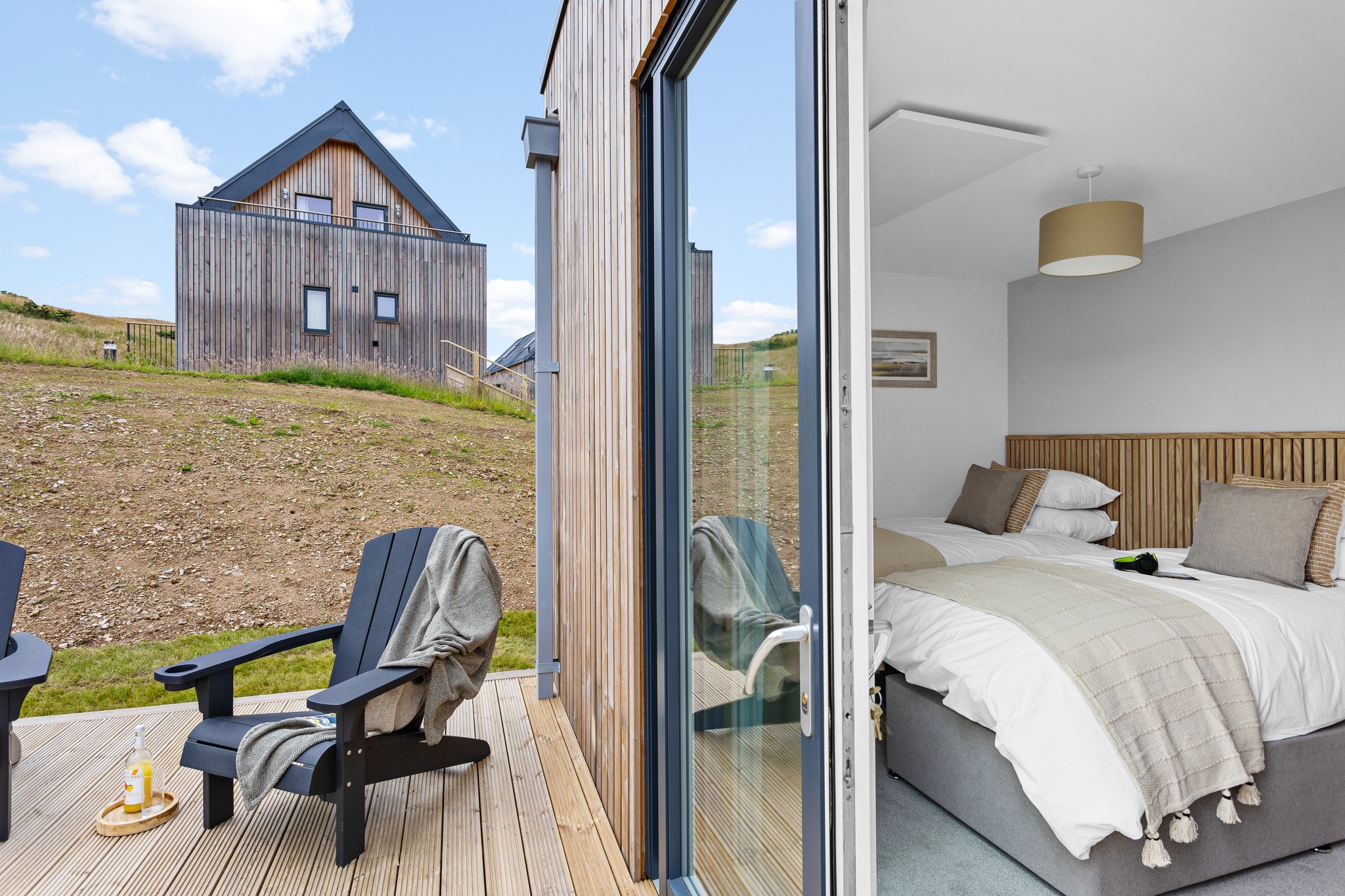 Wake up to fresh coastal air and tranquil countryside views at Willingcott. Step straight from your bedroom onto your private decking—perfect for morning coffee or an evening unwind.
#WoolacombeSunset #ExploreDevon #Willingcott #EscapeToTheCoast #DevonEscape #FamilyGetaway #UnwindInStyle #WoolacombeAdventures #LongWeekendRetreat