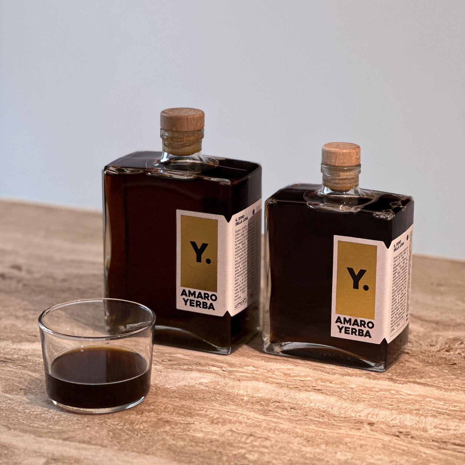 🧉Piccola novità in edizione limitata🧉
Amaro Yerba é ora disponibile in un nuovo formato più compatto: ideale per un regalo, perfetto da condividere con gli amici.
Puoi acquistare la nuova bottiglia da 50 cl nel nostro e-commerce online o contattarci in direct.
Amaro Yerba, piccolo nel formato, stesso gusto di sempre.
.
.
.
.
.
.
#amaroyerba #amaro #amaroitaliano #bitter #yerbamate #mate #novita #edizionelimitata #regalo