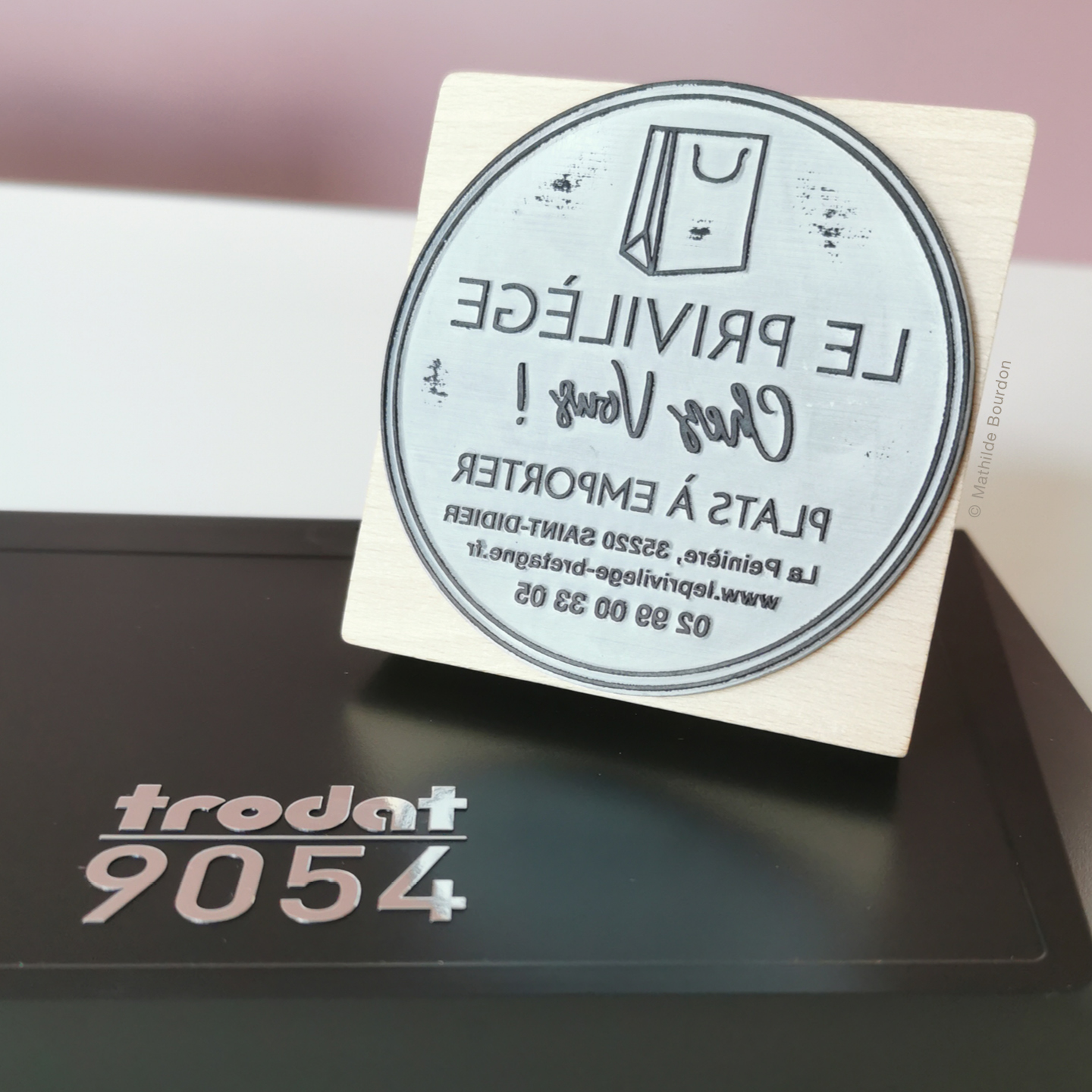 Dans mon métier, plus les supports sont variés, plus je suis comblée !
Et j'aime particulièrement la précision que nécessite la création d'un fichier technique.
En l'occurence, pour de la gravure, il est important de respecter une épaisseur de trait minimale, d'être vigilant sur les zones d'aplat, de penser à la lisibilité finale de petits caractères ou motifs. Chaque détail compte au moment de la création du fichier vectoriel.
Grâce à mon expérience en imprimerie et en signalétique,@leprivilegehotelrestaurant a aujourd'hui un beau tampon pour son logo de vente à emporter ! Une alternative amusante et écologique pour éviter la pose d'adhésifs sur les packaging alimentaires.
Merci à @tamponnemoi pour ce tampon géant en bois, de 8x8cm.
Pour le découvrir en vrai, commandez un délicieux repas au Privilège !
#graphisme #tamponpersonnalise #tamponpersonnalisé #graphistefreelance #graphisterennes #graphistevitré #vitrécommunauté #communicationvisuelle #instagraphicdesign #graphicdesigner #instagraphic #mathildebourdon #tampon #packaging #instaart #imprimerie