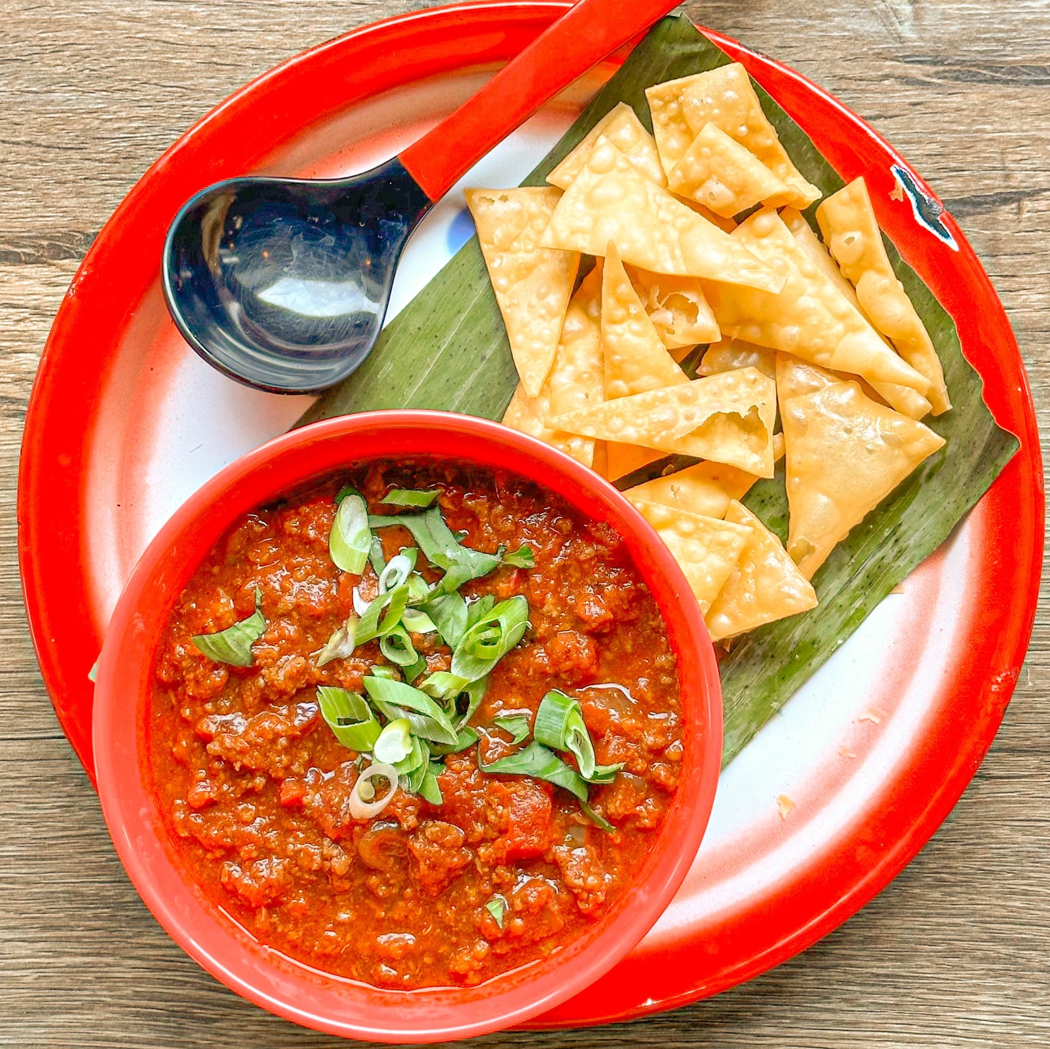 🌶 MAY'S MONTHLY SPECIAL 🌶
Thai Basil Beef Chili (aka Grapow Chili)!
This hearty and flavorful chili is made with tender beef, bits of flank steak, fresh onions, and tomatoes, seasoned with Chef Bee's special blend of chili spices, and a touch of Thai chili peppers for a mild kick of heat. Topped with fragrant Thai basil, zesty green onions, fried garlic, and served with a side of crispy fried wontons. We wanted to give everyone the chance to try the 1st Place Most Unique from last month's Rockabilly Chili Fundraiser.
.
.
.
#Sweetbasilmke #milwaukeefoodie #mkefoodies #laofoodmovement #thaistreeteats #asianfusionfoods #milwaukeerestaurants #uglydelicious #chili #asianfusionchili #rockabillychili2023 #monthlyspecials