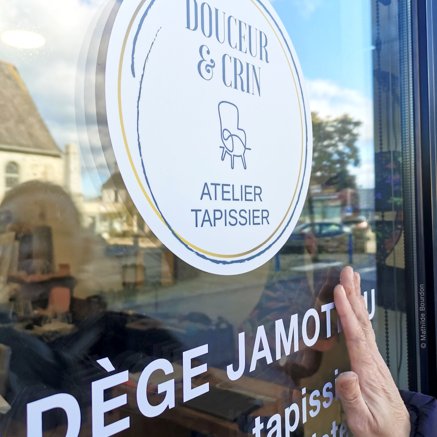 😍 La communication visuelle prend parfois une toute autre dimension !
Bien que la majorité de mes projets clients restent sur papier, on me confie parfois (pour ma plus grande joie) des identités à mettre en lumière à plus grande échelle.
🪑🏮 Comme celle de la boutique @douceuretcrin, tapissière d'ameublement et abat-jouriste.
En s'installant dans le bourg de la Commune de Saint-Didier, Nadège Jamoteau a eu besoin d'une enseigne et d'un habillage vitrine à son image.
Sobriété et raffinement étaient les mots-clés de son brief. C'est donc essentiellement en lettrage "or mat"💛 et "blanc"🤍 que nous avons travaillé.
La boutique gagne désormais en visibilité et met encore plus en valeur les superbes créations et réfections artisanales que Nadège propose à l'atelier.
🚗 En amont de ce projet, j'avais également réalisé l'habillage de la vitre arrière de son véhicule en adhésif micro-perforé (visibilité optimale) et un roll-up sur bâche (idéal pour ses salons).
👌 La signalétique et l'impression grand format sont des vecteurs d'image très puissants. Pensez-y ! Il existe de nombreuses possibilités, toujours dans le respect de votre budget.
#graphistevitré #graphisterennes #graphistefreelance #graphistebretagne #graphicdesigner #signalétique #signalétiqueextérieure #habillagevitrine #habillagevehicule #instagraphicdesign #graphicdesign #lettrageadhesif #identitévisuelle #graphisme #mathildebourdon #châteaubourg #vitremaville #saintdidier35 #communicationgraphique #branding #agencedecommunication