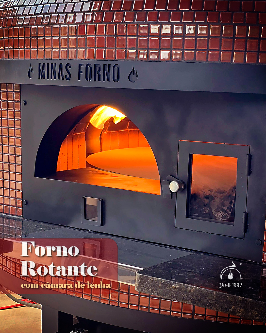🔥 Forno Rotante é Minas Forno! 🔥
Mais eficiência e produtividade para sua pizzaria! Nosso forno rotante com base giratória assa 8 pizzas napoletanas ou 7 tradicionais em apenas 90 segundos, garantindo uniformidade e perfeição no assado. Trabalha a 480ºC, possui cúpula de tijolo refratário, isolamento térmico para 1300ºC e chaminé em aço inox. Disponível nas versões a lenha, gás ou híbrido, conta com painel digital, controle preciso de temperatura e base móvel com rodas.
O forno que transforma sua pizzaria está aqui!Entre em contato: (32) 3567-0041
www.minasforno.com.br