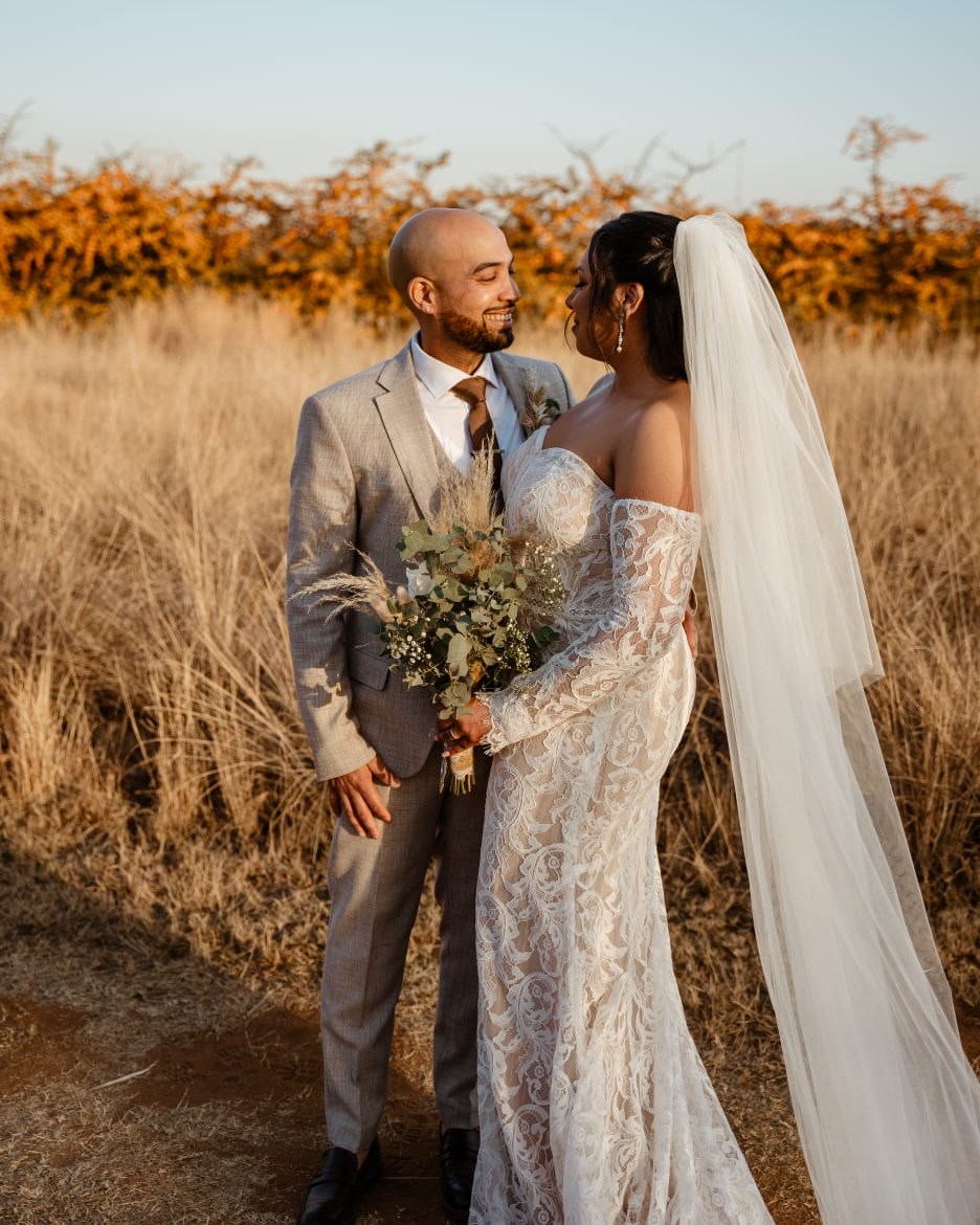 “True love is rare, and it's the only thing that gives life real meaning.”
- Nicholas Sparks
#dehavenoostweddingvenue #weddingvenuepretoria #weddingdetails #Weddingvenue #weddingday #Bridetobe
Photo By @wildheartweddingsza