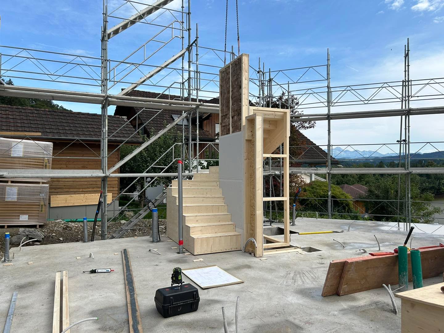 Aufrichten eines Einfamilienhauses im Sonnental
