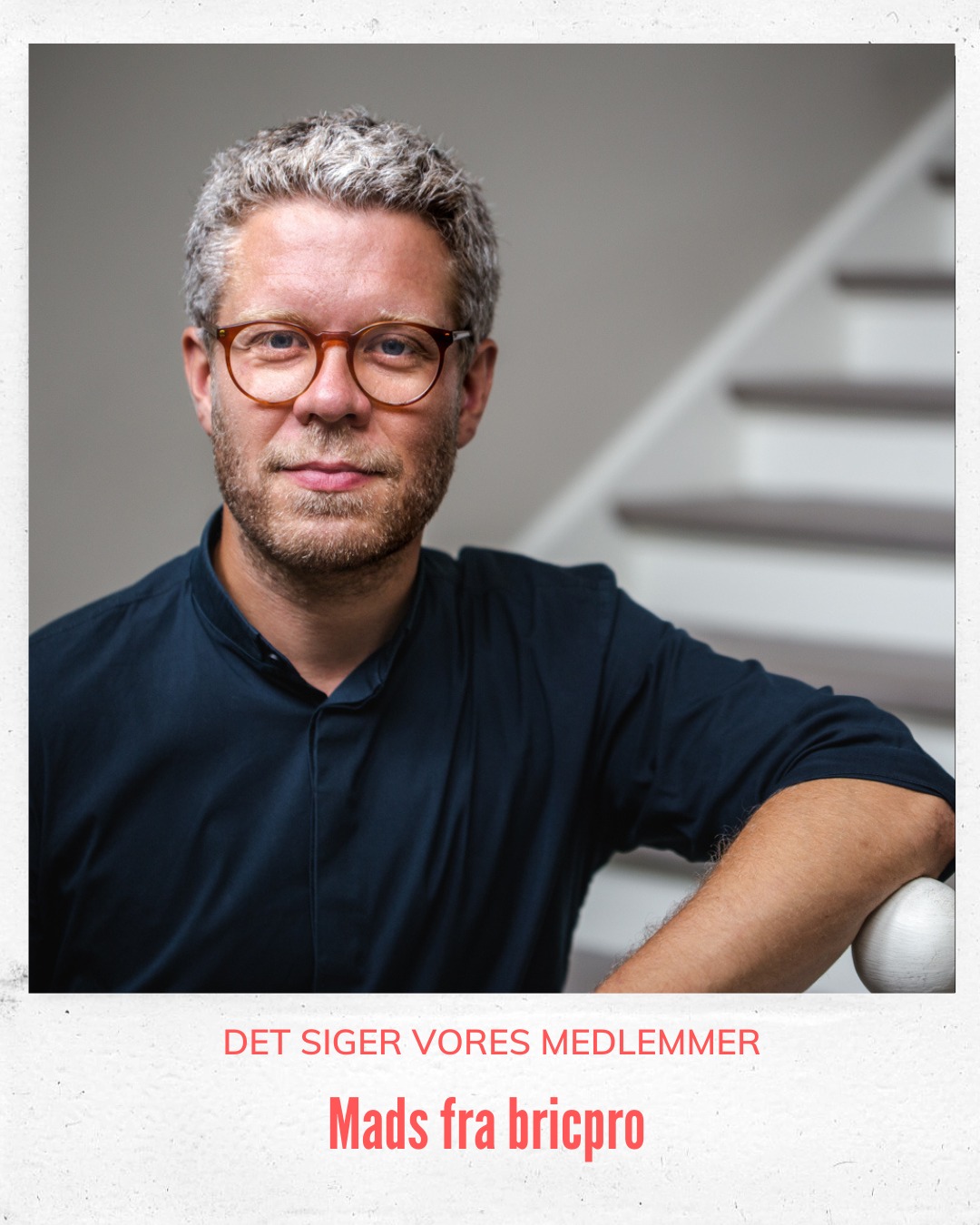 Hvordan er det egentlig at sidde i Work2gether?
Det har vi spurgt vores medlemmer om, og vil over den næste tid dele deres svar.
Vi håber at I vil tage godt imod "Det siger vores medlemmer".
Mads fra @bricpro - medlem siden marts 2020, får lov til at åbne ballet.
Mads Bisgaard Christensen
Selvstændig siden 2011
▪️Hvorfor har du valgt at være en del af Work2gether?
Rammerne er fede - det bliver ikke bedre!
▪️Hvordan vil du beskrive atmosfæren i Work2gether?
God og spændende.
▪️Hvad er det bedste ved at være en del af Work2gether?
Det sociale liv. Det er fedt at møde folk fra forskellige brancher og snakke på kryds og tværs herinde.
▪️Hvad er det vigtigste for dig i din hverdag som selvstændig?
Friheden. God balance mellem arbejdsliv og privatliv - det fungerer godt!
▪️Hvad er dit bedste råd til andre selvstændige?
Din ressource er din tid. Brug den på dét, du holder af.